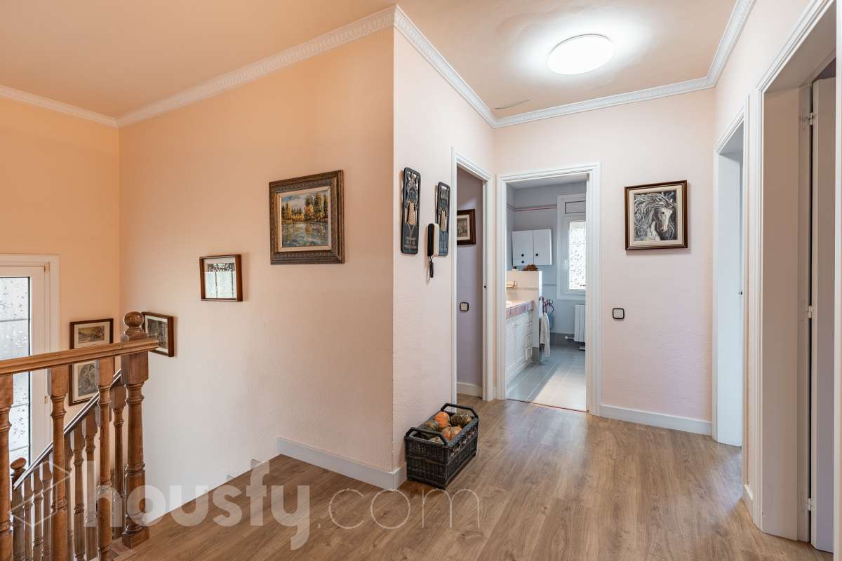 Espectacular casa independiente con piscina, amplio jardín y placas solares en Matadepera Housfy presenta esta magnífica casa unifamiliar a cuatro vientos, situada en una de las mejores zonas residenciales de Matadepera, junto al colegio Montcau-La Mola. Una propiedad ideal para quienes buscan amplitud, privacidad y calidad de vida en un entorno privilegiado, rodeado de naturaleza y con unas vistas excepcionales. Con 204 m² útiles, según la superficie verificada por la Dirección General del Catastro, esta vivienda, construida en 1987 y conservada en un estado impecable, destaca por su luminosidad, sus espacios generosos y una distribución pensada para disfrutar del confort y de la vida familiar. Además, dispone de placas solares, que contribuyen a mejorar la eficiencia energética del hogar. Un hogar amplio, luminoso y acogedor La vivienda ofrece una distribución funcional y espacios ideales tanto para el día a día como para compartir momentos especiales con la familia y los amigos: Amplio salón-comedor, con abundante luz natural y una acogedora chimenea. Cinco dormitorios, perfectos para familias que necesitan espacio y versatilidad. Dos baños completos y un aseo de cortesía, que aportan comodidad y funcionalidad al día a día. Dormitorio principal tipo suite, con baño privado. Gran cocina totalmente equipada, ideal para preparar comidas y disfrutar de reuniones familiares. Lavadero independiente, que facilita las tareas cotidianas. Un amplio jardín privado para disfrutar del aire libre Uno de los grandes atractivos de esta propiedad es su amplio jardín privado, un espacio generoso que invita a relajarse, disfrutar del buen tiempo y compartir momentos inolvidables con la familia y los amigos. Piscina privada, ideal para refrescarse y disfrutar de los meses de verano. Amplio jardín, perfecto para jugar, descansar, crear diferentes ambientes u organizar reuniones al aire libre. Terraza y balcón, ideales para disfrutar del entorno y de las vistas. Vistas despejadas a la montaña y a la ciudad, que aportan una agradable sensación de amplitud y conexión con la naturaleza. Equipamiento y comodidades La casa está preparada para ofrecer confort y funcionalidad en el día a día: Cédula de habitabilidad. Placas solares. Calefacción. Vivienda amueblada. Chimenea. Garaje con capacidad para dos vehículos. Una ubicación privilegiada en Matadepera Situada en Matadepera, en el Vallès Occidental (Barcelona), esta propiedad se encuentra en un entorno residencial tranquilo y exclusivo, rodeado de naturaleza y con una excelente calidad de vida. La proximidad al colegio Montcau-La Mola y a los principales servicios —como colegios, supermercados, farmacias y transporte público— la convierte en una opción especialmente atractiva para familias que desean disfrutar de la tranquilidad sin renunciar a las comodidades del día a día ni a la cercanía de los principales núcleos urbanos. Una casa lista para entrar a vivir y comenzar una nueva etapa Si buscas una casa independiente, luminosa y con espacios generosos, un amplio jardín, piscina privada, placas solares y todas las comodidades para disfrutar de la vida familiar, esta propiedad en Matadepera es una excelente oportunidad para disfrutar de un estilo de vida privilegiado. Espacio, privacidad, naturaleza y confort en un mismo hogar. Descubre todo lo que esta casa puede ofrecerte. Aviso legal El precio de venta no incluye gastos de la compraventa como notaría, registro, impuestos, ni tampoco honorarios agencia. Esta publicación no es vinculante. Consulta siempre la nota simple con Housfy antes de formalizar la compraventa. Sobre nosotros Housfy es la plataforma integral de servicios inmobiliarios. Nuestra combinación de expertos y tecnología pone al alcance de todo el mundo servicios cómodos, claros y seguros. AICAT número: 7922. Nos encargamos de la gestión y asesoramiento de la compra. ¡Olvídate de todo! Hacemos los trámites por ti. Y, si además necesitas financiación, ponemos a tu disposición un bróker hipotecario para ayudarte a conseguir las mejores condiciones para tu perfil económico. ¿Quieres visitarla? Contacta con Housfy y agenda tu visita sin compromiso. Más información en: housfy.com En cumplimiento de la Ley 8/2026 en Cataluña, el certificado de presencia o ausencia de amianto se encuentra en proceso de tramitación.-34