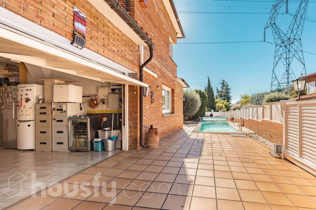 Espectacular casa independiente con piscina, amplio jardín y placas solares en Matadepera Housfy presenta esta magnífica casa unifamiliar a cuatro vientos, situada en una de las mejores zonas residenciales de Matadepera, junto al colegio Montcau-La Mola. Una propiedad ideal para quienes buscan amplitud, privacidad y calidad de vida en un entorno privilegiado, rodeado de naturaleza y con unas vistas excepcionales. Con 204 m² útiles, según la superficie verificada por la Dirección General del Catastro, esta vivienda, construida en 1987 y conservada en un estado impecable, destaca por su luminosidad, sus espacios generosos y una distribución pensada para disfrutar del confort y de la vida familiar. Además, dispone de placas solares, que contribuyen a mejorar la eficiencia energética del hogar. Un hogar amplio, luminoso y acogedor La vivienda ofrece una distribución funcional y espacios ideales tanto para el día a día como para compartir momentos especiales con la familia y los amigos: Amplio salón-comedor, con abundante luz natural y una acogedora chimenea. Cinco dormitorios, perfectos para familias que necesitan espacio y versatilidad. Dos baños completos y un aseo de cortesía, que aportan comodidad y funcionalidad al día a día. Dormitorio principal tipo suite, con baño privado. Gran cocina totalmente equipada, ideal para preparar comidas y disfrutar de reuniones familiares. Lavadero independiente, que facilita las tareas cotidianas. Un amplio jardín privado para disfrutar del aire libre Uno de los grandes atractivos de esta propiedad es su amplio jardín privado, un espacio generoso que invita a relajarse, disfrutar del buen tiempo y compartir momentos inolvidables con la familia y los amigos. Piscina privada, ideal para refrescarse y disfrutar de los meses de verano. Amplio jardín, perfecto para jugar, descansar, crear diferentes ambientes u organizar reuniones al aire libre. Terraza y balcón, ideales para disfrutar del entorno y de las vistas. Vistas despejadas a la montaña y a la ciudad, que aportan una agradable sensación de amplitud y conexión con la naturaleza. Equipamiento y comodidades La casa está preparada para ofrecer confort y funcionalidad en el día a día: Cédula de habitabilidad. Placas solares. Calefacción. Vivienda amueblada. Chimenea. Garaje con capacidad para dos vehículos. Una ubicación privilegiada en Matadepera Situada en Matadepera, en el Vallès Occidental (Barcelona), esta propiedad se encuentra en un entorno residencial tranquilo y exclusivo, rodeado de naturaleza y con una excelente calidad de vida. La proximidad al colegio Montcau-La Mola y a los principales servicios —como colegios, supermercados, farmacias y transporte público— la convierte en una opción especialmente atractiva para familias que desean disfrutar de la tranquilidad sin renunciar a las comodidades del día a día ni a la cercanía de los principales núcleos urbanos. Una casa lista para entrar a vivir y comenzar una nueva etapa Si buscas una casa independiente, luminosa y con espacios generosos, un amplio jardín, piscina privada, placas solares y todas las comodidades para disfrutar de la vida familiar, esta propiedad en Matadepera es una excelente oportunidad para disfrutar de un estilo de vida privilegiado. Espacio, privacidad, naturaleza y confort en un mismo hogar. Descubre todo lo que esta casa puede ofrecerte. Aviso legal El precio de venta no incluye gastos de la compraventa como notaría, registro, impuestos, ni tampoco honorarios agencia. Esta publicación no es vinculante. Consulta siempre la nota simple con Housfy antes de formalizar la compraventa. Sobre nosotros Housfy es la plataforma integral de servicios inmobiliarios. Nuestra combinación de expertos y tecnología pone al alcance de todo el mundo servicios cómodos, claros y seguros. AICAT número: 7922. Nos encargamos de la gestión y asesoramiento de la compra. ¡Olvídate de todo! Hacemos los trámites por ti. Y, si además necesitas financiación, ponemos a tu disposición un bróker hipotecario para ayudarte a conseguir las mejores condiciones para tu perfil económico. ¿Quieres visitarla? Contacta con Housfy y agenda tu visita sin compromiso. Más información en: housfy.com En cumplimiento de la Ley 8/2026 en Cataluña, el certificado de presencia o ausencia de amianto se encuentra en proceso de tramitación.-49