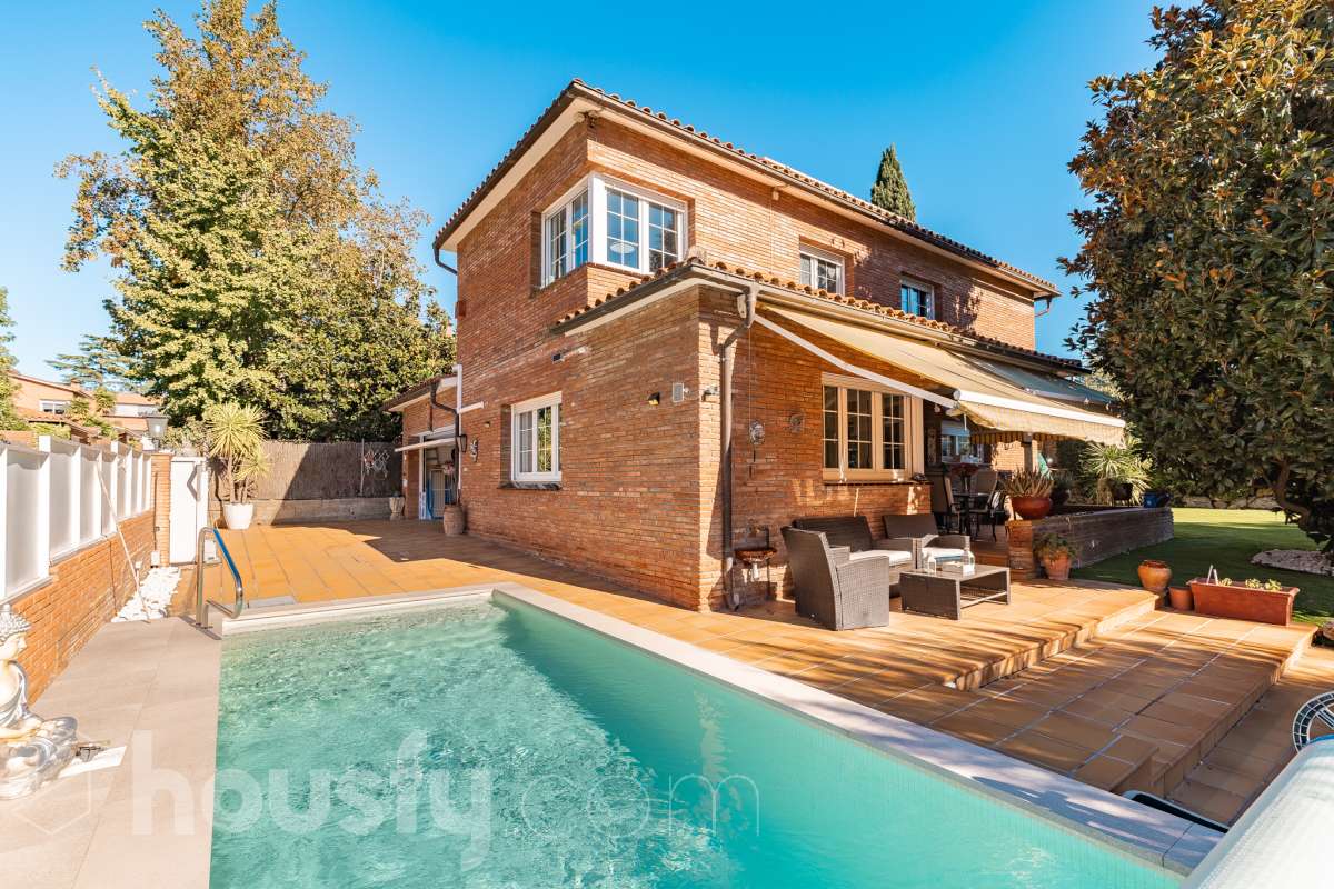Espectacular casa independiente con piscina, amplio jardín y placas solares en Matadepera Housfy presenta esta magnífica casa unifamiliar a cuatro vientos, situada en una de las mejores zonas residenciales de Matadepera, junto al colegio Montcau-La Mola. Una propiedad ideal para quienes buscan amplitud, privacidad y calidad de vida en un entorno privilegiado, rodeado de naturaleza y con unas vistas excepcionales. Con 204 m² útiles, según la superficie verificada por la Dirección General del Catastro, esta vivienda, construida en 1987 y conservada en un estado impecable, destaca por su luminosidad, sus espacios generosos y una distribución pensada para disfrutar del confort y de la vida familiar. Además, dispone de placas solares, que contribuyen a mejorar la eficiencia energética del hogar. Un hogar amplio, luminoso y acogedor La vivienda ofrece una distribución funcional y espacios ideales tanto para el día a día como para compartir momentos especiales con la familia y los amigos: Amplio salón-comedor, con abundante luz natural y una acogedora chimenea. Cinco dormitorios, perfectos para familias que necesitan espacio y versatilidad. Dos baños completos y un aseo de cortesía, que aportan comodidad y funcionalidad al día a día. Dormitorio principal tipo suite, con baño privado. Gran cocina totalmente equipada, ideal para preparar comidas y disfrutar de reuniones familiares. Lavadero independiente, que facilita las tareas cotidianas. Un amplio jardín privado para disfrutar del aire libre Uno de los grandes atractivos de esta propiedad es su amplio jardín privado, un espacio generoso que invita a relajarse, disfrutar del buen tiempo y compartir momentos inolvidables con la familia y los amigos. Piscina privada, ideal para refrescarse y disfrutar de los meses de verano. Amplio jardín, perfecto para jugar, descansar, crear diferentes ambientes u organizar reuniones al aire libre. Terraza y balcón, ideales para disfrutar del entorno y de las vistas. Vistas despejadas a la montaña y a la ciudad, que aportan una agradable sensación de amplitud y conexión con la naturaleza. Equipamiento y comodidades La casa está preparada para ofrecer confort y funcionalidad en el día a día: Cédula de habitabilidad. Placas solares. Calefacción. Vivienda amueblada. Chimenea. Garaje con capacidad para dos vehículos. Una ubicación privilegiada en Matadepera Situada en Matadepera, en el Vallès Occidental (Barcelona), esta propiedad se encuentra en un entorno residencial tranquilo y exclusivo, rodeado de naturaleza y con una excelente calidad de vida. La proximidad al colegio Montcau-La Mola y a los principales servicios —como colegios, supermercados, farmacias y transporte público— la convierte en una opción especialmente atractiva para familias que desean disfrutar de la tranquilidad sin renunciar a las comodidades del día a día ni a la cercanía de los principales núcleos urbanos. Una casa lista para entrar a vivir y comenzar una nueva etapa Si buscas una casa independiente, luminosa y con espacios generosos, un amplio jardín, piscina privada, placas solares y todas las comodidades para disfrutar de la vida familiar, esta propiedad en Matadepera es una excelente oportunidad para disfrutar de un estilo de vida privilegiado. Espacio, privacidad, naturaleza y confort en un mismo hogar. Descubre todo lo que esta casa puede ofrecerte. Aviso legal El precio de venta no incluye gastos de la compraventa como notaría, registro, impuestos, ni tampoco honorarios agencia. Esta publicación no es vinculante. Consulta siempre la nota simple con Housfy antes de formalizar la compraventa. Sobre nosotros Housfy es la plataforma integral de servicios inmobiliarios. Nuestra combinación de expertos y tecnología pone al alcance de todo el mundo servicios cómodos, claros y seguros. AICAT número: 7922. Nos encargamos de la gestión y asesoramiento de la compra. ¡Olvídate de todo! Hacemos los trámites por ti. Y, si además necesitas financiación, ponemos a tu disposición un bróker hipotecario para ayudarte a conseguir las mejores condiciones para tu perfil económico. ¿Quieres visitarla? Contacta con Housfy y agenda tu visita sin compromiso. Más información en: housfy.com En cumplimiento de la Ley 8/2026 en Cataluña, el certificado de presencia o ausencia de amianto se encuentra en proceso de tramitación.-56