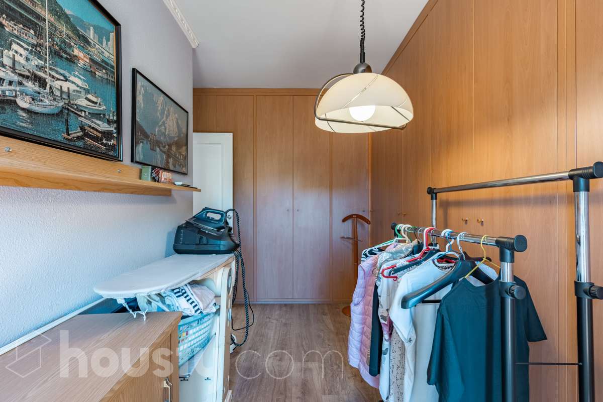 Espectacular casa independiente con piscina, amplio jardín y placas solares en Matadepera Housfy presenta esta magnífica casa unifamiliar a cuatro vientos, situada en una de las mejores zonas residenciales de Matadepera, junto al colegio Montcau-La Mola. Una propiedad ideal para quienes buscan amplitud, privacidad y calidad de vida en un entorno privilegiado, rodeado de naturaleza y con unas vistas excepcionales. Con 204 m² útiles, según la superficie verificada por la Dirección General del Catastro, esta vivienda, construida en 1987 y conservada en un estado impecable, destaca por su luminosidad, sus espacios generosos y una distribución pensada para disfrutar del confort y de la vida familiar. Además, dispone de placas solares, que contribuyen a mejorar la eficiencia energética del hogar. Un hogar amplio, luminoso y acogedor La vivienda ofrece una distribución funcional y espacios ideales tanto para el día a día como para compartir momentos especiales con la familia y los amigos: Amplio salón-comedor, con abundante luz natural y una acogedora chimenea. Cinco dormitorios, perfectos para familias que necesitan espacio y versatilidad. Dos baños completos y un aseo de cortesía, que aportan comodidad y funcionalidad al día a día. Dormitorio principal tipo suite, con baño privado. Gran cocina totalmente equipada, ideal para preparar comidas y disfrutar de reuniones familiares. Lavadero independiente, que facilita las tareas cotidianas. Un amplio jardín privado para disfrutar del aire libre Uno de los grandes atractivos de esta propiedad es su amplio jardín privado, un espacio generoso que invita a relajarse, disfrutar del buen tiempo y compartir momentos inolvidables con la familia y los amigos. Piscina privada, ideal para refrescarse y disfrutar de los meses de verano. Amplio jardín, perfecto para jugar, descansar, crear diferentes ambientes u organizar reuniones al aire libre. Terraza y balcón, ideales para disfrutar del entorno y de las vistas. Vistas despejadas a la montaña y a la ciudad, que aportan una agradable sensación de amplitud y conexión con la naturaleza. Equipamiento y comodidades La casa está preparada para ofrecer confort y funcionalidad en el día a día: Cédula de habitabilidad. Placas solares. Calefacción. Vivienda amueblada. Chimenea. Garaje con capacidad para dos vehículos. Una ubicación privilegiada en Matadepera Situada en Matadepera, en el Vallès Occidental (Barcelona), esta propiedad se encuentra en un entorno residencial tranquilo y exclusivo, rodeado de naturaleza y con una excelente calidad de vida. La proximidad al colegio Montcau-La Mola y a los principales servicios —como colegios, supermercados, farmacias y transporte público— la convierte en una opción especialmente atractiva para familias que desean disfrutar de la tranquilidad sin renunciar a las comodidades del día a día ni a la cercanía de los principales núcleos urbanos. Una casa lista para entrar a vivir y comenzar una nueva etapa Si buscas una casa independiente, luminosa y con espacios generosos, un amplio jardín, piscina privada, placas solares y todas las comodidades para disfrutar de la vida familiar, esta propiedad en Matadepera es una excelente oportunidad para disfrutar de un estilo de vida privilegiado. Espacio, privacidad, naturaleza y confort en un mismo hogar. Descubre todo lo que esta casa puede ofrecerte. Aviso legal El precio de venta no incluye gastos de la compraventa como notaría, registro, impuestos, ni tampoco honorarios agencia. Esta publicación no es vinculante. Consulta siempre la nota simple con Housfy antes de formalizar la compraventa. Sobre nosotros Housfy es la plataforma integral de servicios inmobiliarios. Nuestra combinación de expertos y tecnología pone al alcance de todo el mundo servicios cómodos, claros y seguros. AICAT número: 7922. Nos encargamos de la gestión y asesoramiento de la compra. ¡Olvídate de todo! Hacemos los trámites por ti. Y, si además necesitas financiación, ponemos a tu disposición un bróker hipotecario para ayudarte a conseguir las mejores condiciones para tu perfil económico. ¿Quieres visitarla? Contacta con Housfy y agenda tu visita sin compromiso. Más información en: housfy.com En cumplimiento de la Ley 8/2026 en Cataluña, el certificado de presencia o ausencia de amianto se encuentra en proceso de tramitación.-28
