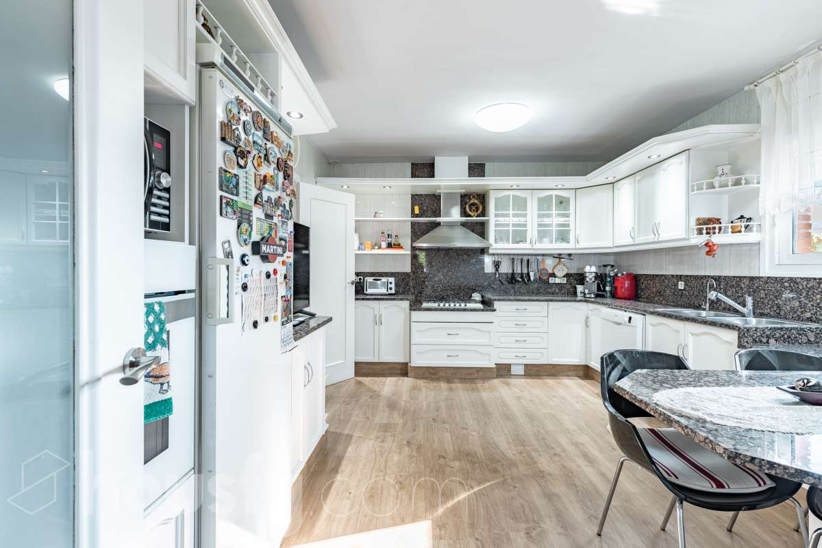 Espectacular casa independiente con piscina, amplio jardín y placas solares en Matadepera Housfy presenta esta magnífica casa unifamiliar a cuatro vientos, situada en una de las mejores zonas residenciales de Matadepera, junto al colegio Montcau-La Mola. Una propiedad ideal para quienes buscan amplitud, privacidad y calidad de vida en un entorno privilegiado, rodeado de naturaleza y con unas vistas excepcionales. Con 204 m² útiles, según la superficie verificada por la Dirección General del Catastro, esta vivienda, construida en 1987 y conservada en un estado impecable, destaca por su luminosidad, sus espacios generosos y una distribución pensada para disfrutar del confort y de la vida familiar. Además, dispone de placas solares, que contribuyen a mejorar la eficiencia energética del hogar. Un hogar amplio, luminoso y acogedor La vivienda ofrece una distribución funcional y espacios ideales tanto para el día a día como para compartir momentos especiales con la familia y los amigos: Amplio salón-comedor, con abundante luz natural y una acogedora chimenea. Cinco dormitorios, perfectos para familias que necesitan espacio y versatilidad. Dos baños completos y un aseo de cortesía, que aportan comodidad y funcionalidad al día a día. Dormitorio principal tipo suite, con baño privado. Gran cocina totalmente equipada, ideal para preparar comidas y disfrutar de reuniones familiares. Lavadero independiente, que facilita las tareas cotidianas. Un amplio jardín privado para disfrutar del aire libre Uno de los grandes atractivos de esta propiedad es su amplio jardín privado, un espacio generoso que invita a relajarse, disfrutar del buen tiempo y compartir momentos inolvidables con la familia y los amigos. Piscina privada, ideal para refrescarse y disfrutar de los meses de verano. Amplio jardín, perfecto para jugar, descansar, crear diferentes ambientes u organizar reuniones al aire libre. Terraza y balcón, ideales para disfrutar del entorno y de las vistas. Vistas despejadas a la montaña y a la ciudad, que aportan una agradable sensación de amplitud y conexión con la naturaleza. Equipamiento y comodidades La casa está preparada para ofrecer confort y funcionalidad en el día a día: Cédula de habitabilidad. Placas solares. Calefacción. Vivienda amueblada. Chimenea. Garaje con capacidad para dos vehículos. Una ubicación privilegiada en Matadepera Situada en Matadepera, en el Vallès Occidental (Barcelona), esta propiedad se encuentra en un entorno residencial tranquilo y exclusivo, rodeado de naturaleza y con una excelente calidad de vida. La proximidad al colegio Montcau-La Mola y a los principales servicios —como colegios, supermercados, farmacias y transporte público— la convierte en una opción especialmente atractiva para familias que desean disfrutar de la tranquilidad sin renunciar a las comodidades del día a día ni a la cercanía de los principales núcleos urbanos. Una casa lista para entrar a vivir y comenzar una nueva etapa Si buscas una casa independiente, luminosa y con espacios generosos, un amplio jardín, piscina privada, placas solares y todas las comodidades para disfrutar de la vida familiar, esta propiedad en Matadepera es una excelente oportunidad para disfrutar de un estilo de vida privilegiado. Espacio, privacidad, naturaleza y confort en un mismo hogar. Descubre todo lo que esta casa puede ofrecerte. Aviso legal El precio de venta no incluye gastos de la compraventa como notaría, registro, impuestos, ni tampoco honorarios agencia. Esta publicación no es vinculante. Consulta siempre la nota simple con Housfy antes de formalizar la compraventa. Sobre nosotros Housfy es la plataforma integral de servicios inmobiliarios. Nuestra combinación de expertos y tecnología pone al alcance de todo el mundo servicios cómodos, claros y seguros. AICAT número: 7922. Nos encargamos de la gestión y asesoramiento de la compra. ¡Olvídate de todo! Hacemos los trámites por ti. Y, si además necesitas financiación, ponemos a tu disposición un bróker hipotecario para ayudarte a conseguir las mejores condiciones para tu perfil económico. ¿Quieres visitarla? Contacta con Housfy y agenda tu visita sin compromiso. Más información en: housfy.com En cumplimiento de la Ley 8/2026 en Cataluña, el certificado de presencia o ausencia de amianto se encuentra en proceso de tramitación.-11