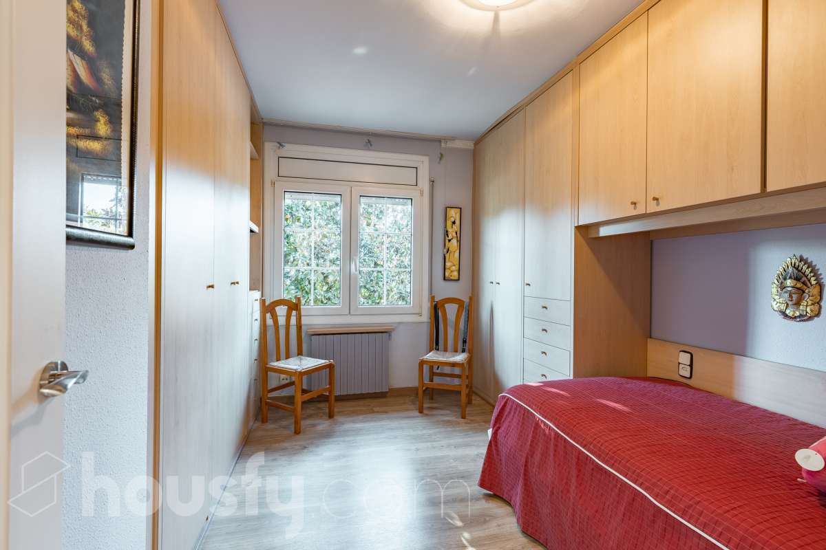Espectacular casa independiente con piscina, amplio jardín y placas solares en Matadepera Housfy presenta esta magnífica casa unifamiliar a cuatro vientos, situada en una de las mejores zonas residenciales de Matadepera, junto al colegio Montcau-La Mola. Una propiedad ideal para quienes buscan amplitud, privacidad y calidad de vida en un entorno privilegiado, rodeado de naturaleza y con unas vistas excepcionales. Con 204 m² útiles, según la superficie verificada por la Dirección General del Catastro, esta vivienda, construida en 1987 y conservada en un estado impecable, destaca por su luminosidad, sus espacios generosos y una distribución pensada para disfrutar del confort y de la vida familiar. Además, dispone de placas solares, que contribuyen a mejorar la eficiencia energética del hogar. Un hogar amplio, luminoso y acogedor La vivienda ofrece una distribución funcional y espacios ideales tanto para el día a día como para compartir momentos especiales con la familia y los amigos: Amplio salón-comedor, con abundante luz natural y una acogedora chimenea. Cinco dormitorios, perfectos para familias que necesitan espacio y versatilidad. Dos baños completos y un aseo de cortesía, que aportan comodidad y funcionalidad al día a día. Dormitorio principal tipo suite, con baño privado. Gran cocina totalmente equipada, ideal para preparar comidas y disfrutar de reuniones familiares. Lavadero independiente, que facilita las tareas cotidianas. Un amplio jardín privado para disfrutar del aire libre Uno de los grandes atractivos de esta propiedad es su amplio jardín privado, un espacio generoso que invita a relajarse, disfrutar del buen tiempo y compartir momentos inolvidables con la familia y los amigos. Piscina privada, ideal para refrescarse y disfrutar de los meses de verano. Amplio jardín, perfecto para jugar, descansar, crear diferentes ambientes u organizar reuniones al aire libre. Terraza y balcón, ideales para disfrutar del entorno y de las vistas. Vistas despejadas a la montaña y a la ciudad, que aportan una agradable sensación de amplitud y conexión con la naturaleza. Equipamiento y comodidades La casa está preparada para ofrecer confort y funcionalidad en el día a día: Cédula de habitabilidad. Placas solares. Calefacción. Vivienda amueblada. Chimenea. Garaje con capacidad para dos vehículos. Una ubicación privilegiada en Matadepera Situada en Matadepera, en el Vallès Occidental (Barcelona), esta propiedad se encuentra en un entorno residencial tranquilo y exclusivo, rodeado de naturaleza y con una excelente calidad de vida. La proximidad al colegio Montcau-La Mola y a los principales servicios —como colegios, supermercados, farmacias y transporte público— la convierte en una opción especialmente atractiva para familias que desean disfrutar de la tranquilidad sin renunciar a las comodidades del día a día ni a la cercanía de los principales núcleos urbanos. Una casa lista para entrar a vivir y comenzar una nueva etapa Si buscas una casa independiente, luminosa y con espacios generosos, un amplio jardín, piscina privada, placas solares y todas las comodidades para disfrutar de la vida familiar, esta propiedad en Matadepera es una excelente oportunidad para disfrutar de un estilo de vida privilegiado. Espacio, privacidad, naturaleza y confort en un mismo hogar. Descubre todo lo que esta casa puede ofrecerte. Aviso legal El precio de venta no incluye gastos de la compraventa como notaría, registro, impuestos, ni tampoco honorarios agencia. Esta publicación no es vinculante. Consulta siempre la nota simple con Housfy antes de formalizar la compraventa. Sobre nosotros Housfy es la plataforma integral de servicios inmobiliarios. Nuestra combinación de expertos y tecnología pone al alcance de todo el mundo servicios cómodos, claros y seguros. AICAT número: 7922. Nos encargamos de la gestión y asesoramiento de la compra. ¡Olvídate de todo! Hacemos los trámites por ti. Y, si además necesitas financiación, ponemos a tu disposición un bróker hipotecario para ayudarte a conseguir las mejores condiciones para tu perfil económico. ¿Quieres visitarla? Contacta con Housfy y agenda tu visita sin compromiso. Más información en: housfy.com En cumplimiento de la Ley 8/2026 en Cataluña, el certificado de presencia o ausencia de amianto se encuentra en proceso de tramitación.-32