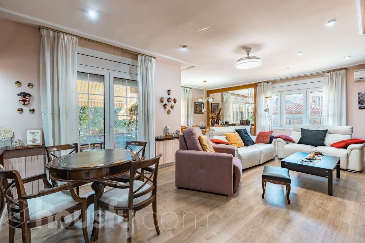 Espectacular casa independiente con piscina, amplio jardín y placas solares en Matadepera Housfy presenta esta magnífica casa unifamiliar a cuatro vientos, situada en una de las mejores zonas residenciales de Matadepera, junto al colegio Montcau-La Mola. Una propiedad ideal para quienes buscan amplitud, privacidad y calidad de vida en un entorno privilegiado, rodeado de naturaleza y con unas vistas excepcionales. Con 204 m² útiles, según la superficie verificada por la Dirección General del Catastro, esta vivienda, construida en 1987 y conservada en un estado impecable, destaca por su luminosidad, sus espacios generosos y una distribución pensada para disfrutar del confort y de la vida familiar. Además, dispone de placas solares, que contribuyen a mejorar la eficiencia energética del hogar. Un hogar amplio, luminoso y acogedor La vivienda ofrece una distribución funcional y espacios ideales tanto para el día a día como para compartir momentos especiales con la familia y los amigos: Amplio salón-comedor, con abundante luz natural y una acogedora chimenea. Cinco dormitorios, perfectos para familias que necesitan espacio y versatilidad. Dos baños completos y un aseo de cortesía, que aportan comodidad y funcionalidad al día a día. Dormitorio principal tipo suite, con baño privado. Gran cocina totalmente equipada, ideal para preparar comidas y disfrutar de reuniones familiares. Lavadero independiente, que facilita las tareas cotidianas. Un amplio jardín privado para disfrutar del aire libre Uno de los grandes atractivos de esta propiedad es su amplio jardín privado, un espacio generoso que invita a relajarse, disfrutar del buen tiempo y compartir momentos inolvidables con la familia y los amigos. Piscina privada, ideal para refrescarse y disfrutar de los meses de verano. Amplio jardín, perfecto para jugar, descansar, crear diferentes ambientes u organizar reuniones al aire libre. Terraza y balcón, ideales para disfrutar del entorno y de las vistas. Vistas despejadas a la montaña y a la ciudad, que aportan una agradable sensación de amplitud y conexión con la naturaleza. Equipamiento y comodidades La casa está preparada para ofrecer confort y funcionalidad en el día a día: Cédula de habitabilidad. Placas solares. Calefacción. Vivienda amueblada. Chimenea. Garaje con capacidad para dos vehículos. Una ubicación privilegiada en Matadepera Situada en Matadepera, en el Vallès Occidental (Barcelona), esta propiedad se encuentra en un entorno residencial tranquilo y exclusivo, rodeado de naturaleza y con una excelente calidad de vida. La proximidad al colegio Montcau-La Mola y a los principales servicios —como colegios, supermercados, farmacias y transporte público— la convierte en una opción especialmente atractiva para familias que desean disfrutar de la tranquilidad sin renunciar a las comodidades del día a día ni a la cercanía de los principales núcleos urbanos. Una casa lista para entrar a vivir y comenzar una nueva etapa Si buscas una casa independiente, luminosa y con espacios generosos, un amplio jardín, piscina privada, placas solares y todas las comodidades para disfrutar de la vida familiar, esta propiedad en Matadepera es una excelente oportunidad para disfrutar de un estilo de vida privilegiado. Espacio, privacidad, naturaleza y confort en un mismo hogar. Descubre todo lo que esta casa puede ofrecerte. Aviso legal El precio de venta no incluye gastos de la compraventa como notaría, registro, impuestos, ni tampoco honorarios agencia. Esta publicación no es vinculante. Consulta siempre la nota simple con Housfy antes de formalizar la compraventa. Sobre nosotros Housfy es la plataforma integral de servicios inmobiliarios. Nuestra combinación de expertos y tecnología pone al alcance de todo el mundo servicios cómodos, claros y seguros. AICAT número: 7922. Nos encargamos de la gestión y asesoramiento de la compra. ¡Olvídate de todo! Hacemos los trámites por ti. Y, si además necesitas financiación, ponemos a tu disposición un bróker hipotecario para ayudarte a conseguir las mejores condiciones para tu perfil económico. ¿Quieres visitarla? Contacta con Housfy y agenda tu visita sin compromiso. Más información en: housfy.com En cumplimiento de la Ley 8/2026 en Cataluña, el certificado de presencia o ausencia de amianto se encuentra en proceso de tramitación.-6