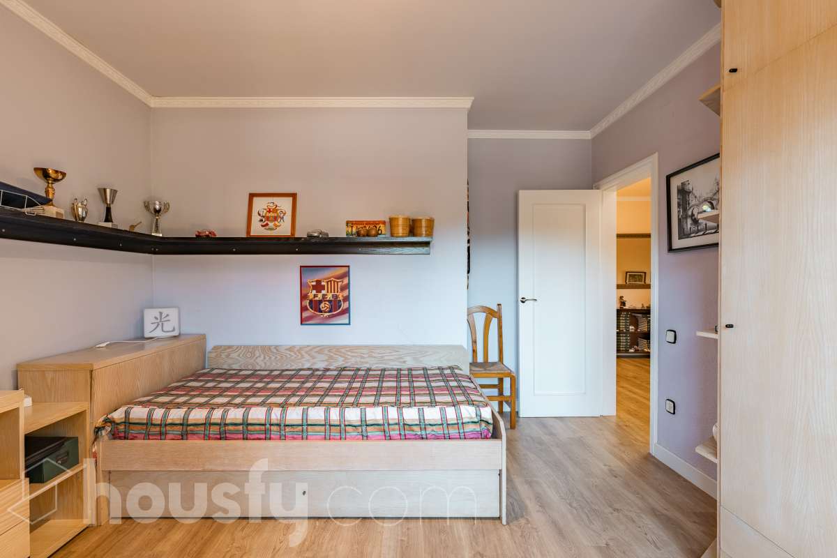 Espectacular casa independiente con piscina, amplio jardín y placas solares en Matadepera Housfy presenta esta magnífica casa unifamiliar a cuatro vientos, situada en una de las mejores zonas residenciales de Matadepera, junto al colegio Montcau-La Mola. Una propiedad ideal para quienes buscan amplitud, privacidad y calidad de vida en un entorno privilegiado, rodeado de naturaleza y con unas vistas excepcionales. Con 204 m² útiles, según la superficie verificada por la Dirección General del Catastro, esta vivienda, construida en 1987 y conservada en un estado impecable, destaca por su luminosidad, sus espacios generosos y una distribución pensada para disfrutar del confort y de la vida familiar. Además, dispone de placas solares, que contribuyen a mejorar la eficiencia energética del hogar. Un hogar amplio, luminoso y acogedor La vivienda ofrece una distribución funcional y espacios ideales tanto para el día a día como para compartir momentos especiales con la familia y los amigos: Amplio salón-comedor, con abundante luz natural y una acogedora chimenea. Cinco dormitorios, perfectos para familias que necesitan espacio y versatilidad. Dos baños completos y un aseo de cortesía, que aportan comodidad y funcionalidad al día a día. Dormitorio principal tipo suite, con baño privado. Gran cocina totalmente equipada, ideal para preparar comidas y disfrutar de reuniones familiares. Lavadero independiente, que facilita las tareas cotidianas. Un amplio jardín privado para disfrutar del aire libre Uno de los grandes atractivos de esta propiedad es su amplio jardín privado, un espacio generoso que invita a relajarse, disfrutar del buen tiempo y compartir momentos inolvidables con la familia y los amigos. Piscina privada, ideal para refrescarse y disfrutar de los meses de verano. Amplio jardín, perfecto para jugar, descansar, crear diferentes ambientes u organizar reuniones al aire libre. Terraza y balcón, ideales para disfrutar del entorno y de las vistas. Vistas despejadas a la montaña y a la ciudad, que aportan una agradable sensación de amplitud y conexión con la naturaleza. Equipamiento y comodidades La casa está preparada para ofrecer confort y funcionalidad en el día a día: Cédula de habitabilidad. Placas solares. Calefacción. Vivienda amueblada. Chimenea. Garaje con capacidad para dos vehículos. Una ubicación privilegiada en Matadepera Situada en Matadepera, en el Vallès Occidental (Barcelona), esta propiedad se encuentra en un entorno residencial tranquilo y exclusivo, rodeado de naturaleza y con una excelente calidad de vida. La proximidad al colegio Montcau-La Mola y a los principales servicios —como colegios, supermercados, farmacias y transporte público— la convierte en una opción especialmente atractiva para familias que desean disfrutar de la tranquilidad sin renunciar a las comodidades del día a día ni a la cercanía de los principales núcleos urbanos. Una casa lista para entrar a vivir y comenzar una nueva etapa Si buscas una casa independiente, luminosa y con espacios generosos, un amplio jardín, piscina privada, placas solares y todas las comodidades para disfrutar de la vida familiar, esta propiedad en Matadepera es una excelente oportunidad para disfrutar de un estilo de vida privilegiado. Espacio, privacidad, naturaleza y confort en un mismo hogar. Descubre todo lo que esta casa puede ofrecerte. Aviso legal El precio de venta no incluye gastos de la compraventa como notaría, registro, impuestos, ni tampoco honorarios agencia. Esta publicación no es vinculante. Consulta siempre la nota simple con Housfy antes de formalizar la compraventa. Sobre nosotros Housfy es la plataforma integral de servicios inmobiliarios. Nuestra combinación de expertos y tecnología pone al alcance de todo el mundo servicios cómodos, claros y seguros. AICAT número: 7922. Nos encargamos de la gestión y asesoramiento de la compra. ¡Olvídate de todo! Hacemos los trámites por ti. Y, si además necesitas financiación, ponemos a tu disposición un bróker hipotecario para ayudarte a conseguir las mejores condiciones para tu perfil económico. ¿Quieres visitarla? Contacta con Housfy y agenda tu visita sin compromiso. Más información en: housfy.com En cumplimiento de la Ley 8/2026 en Cataluña, el certificado de presencia o ausencia de amianto se encuentra en proceso de tramitación.-23