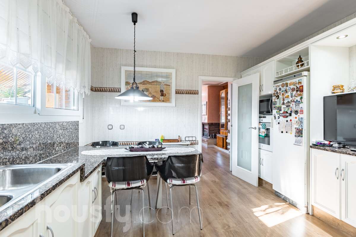 Espectacular casa independiente con piscina, amplio jardín y placas solares en Matadepera Housfy presenta esta magnífica casa unifamiliar a cuatro vientos, situada en una de las mejores zonas residenciales de Matadepera, junto al colegio Montcau-La Mola. Una propiedad ideal para quienes buscan amplitud, privacidad y calidad de vida en un entorno privilegiado, rodeado de naturaleza y con unas vistas excepcionales. Con 204 m² útiles, según la superficie verificada por la Dirección General del Catastro, esta vivienda, construida en 1987 y conservada en un estado impecable, destaca por su luminosidad, sus espacios generosos y una distribución pensada para disfrutar del confort y de la vida familiar. Además, dispone de placas solares, que contribuyen a mejorar la eficiencia energética del hogar. Un hogar amplio, luminoso y acogedor La vivienda ofrece una distribución funcional y espacios ideales tanto para el día a día como para compartir momentos especiales con la familia y los amigos: Amplio salón-comedor, con abundante luz natural y una acogedora chimenea. Cinco dormitorios, perfectos para familias que necesitan espacio y versatilidad. Dos baños completos y un aseo de cortesía, que aportan comodidad y funcionalidad al día a día. Dormitorio principal tipo suite, con baño privado. Gran cocina totalmente equipada, ideal para preparar comidas y disfrutar de reuniones familiares. Lavadero independiente, que facilita las tareas cotidianas. Un amplio jardín privado para disfrutar del aire libre Uno de los grandes atractivos de esta propiedad es su amplio jardín privado, un espacio generoso que invita a relajarse, disfrutar del buen tiempo y compartir momentos inolvidables con la familia y los amigos. Piscina privada, ideal para refrescarse y disfrutar de los meses de verano. Amplio jardín, perfecto para jugar, descansar, crear diferentes ambientes u organizar reuniones al aire libre. Terraza y balcón, ideales para disfrutar del entorno y de las vistas. Vistas despejadas a la montaña y a la ciudad, que aportan una agradable sensación de amplitud y conexión con la naturaleza. Equipamiento y comodidades La casa está preparada para ofrecer confort y funcionalidad en el día a día: Cédula de habitabilidad. Placas solares. Calefacción. Vivienda amueblada. Chimenea. Garaje con capacidad para dos vehículos. Una ubicación privilegiada en Matadepera Situada en Matadepera, en el Vallès Occidental (Barcelona), esta propiedad se encuentra en un entorno residencial tranquilo y exclusivo, rodeado de naturaleza y con una excelente calidad de vida. La proximidad al colegio Montcau-La Mola y a los principales servicios —como colegios, supermercados, farmacias y transporte público— la convierte en una opción especialmente atractiva para familias que desean disfrutar de la tranquilidad sin renunciar a las comodidades del día a día ni a la cercanía de los principales núcleos urbanos. Una casa lista para entrar a vivir y comenzar una nueva etapa Si buscas una casa independiente, luminosa y con espacios generosos, un amplio jardín, piscina privada, placas solares y todas las comodidades para disfrutar de la vida familiar, esta propiedad en Matadepera es una excelente oportunidad para disfrutar de un estilo de vida privilegiado. Espacio, privacidad, naturaleza y confort en un mismo hogar. Descubre todo lo que esta casa puede ofrecerte. Aviso legal El precio de venta no incluye gastos de la compraventa como notaría, registro, impuestos, ni tampoco honorarios agencia. Esta publicación no es vinculante. Consulta siempre la nota simple con Housfy antes de formalizar la compraventa. Sobre nosotros Housfy es la plataforma integral de servicios inmobiliarios. Nuestra combinación de expertos y tecnología pone al alcance de todo el mundo servicios cómodos, claros y seguros. AICAT número: 7922. Nos encargamos de la gestión y asesoramiento de la compra. ¡Olvídate de todo! Hacemos los trámites por ti. Y, si además necesitas financiación, ponemos a tu disposición un bróker hipotecario para ayudarte a conseguir las mejores condiciones para tu perfil económico. ¿Quieres visitarla? Contacta con Housfy y agenda tu visita sin compromiso. Más información en: housfy.com En cumplimiento de la Ley 8/2026 en Cataluña, el certificado de presencia o ausencia de amianto se encuentra en proceso de tramitación.-12