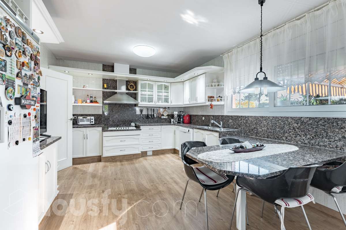 Espectacular casa independiente con piscina, amplio jardín y placas solares en Matadepera Housfy presenta esta magnífica casa unifamiliar a cuatro vientos, situada en una de las mejores zonas residenciales de Matadepera, junto al colegio Montcau-La Mola. Una propiedad ideal para quienes buscan amplitud, privacidad y calidad de vida en un entorno privilegiado, rodeado de naturaleza y con unas vistas excepcionales. Con 204 m² útiles, según la superficie verificada por la Dirección General del Catastro, esta vivienda, construida en 1987 y conservada en un estado impecable, destaca por su luminosidad, sus espacios generosos y una distribución pensada para disfrutar del confort y de la vida familiar. Además, dispone de placas solares, que contribuyen a mejorar la eficiencia energética del hogar. Un hogar amplio, luminoso y acogedor La vivienda ofrece una distribución funcional y espacios ideales tanto para el día a día como para compartir momentos especiales con la familia y los amigos: Amplio salón-comedor, con abundante luz natural y una acogedora chimenea. Cinco dormitorios, perfectos para familias que necesitan espacio y versatilidad. Dos baños completos y un aseo de cortesía, que aportan comodidad y funcionalidad al día a día. Dormitorio principal tipo suite, con baño privado. Gran cocina totalmente equipada, ideal para preparar comidas y disfrutar de reuniones familiares. Lavadero independiente, que facilita las tareas cotidianas. Un amplio jardín privado para disfrutar del aire libre Uno de los grandes atractivos de esta propiedad es su amplio jardín privado, un espacio generoso que invita a relajarse, disfrutar del buen tiempo y compartir momentos inolvidables con la familia y los amigos. Piscina privada, ideal para refrescarse y disfrutar de los meses de verano. Amplio jardín, perfecto para jugar, descansar, crear diferentes ambientes u organizar reuniones al aire libre. Terraza y balcón, ideales para disfrutar del entorno y de las vistas. Vistas despejadas a la montaña y a la ciudad, que aportan una agradable sensación de amplitud y conexión con la naturaleza. Equipamiento y comodidades La casa está preparada para ofrecer confort y funcionalidad en el día a día: Cédula de habitabilidad. Placas solares. Calefacción. Vivienda amueblada. Chimenea. Garaje con capacidad para dos vehículos. Una ubicación privilegiada en Matadepera Situada en Matadepera, en el Vallès Occidental (Barcelona), esta propiedad se encuentra en un entorno residencial tranquilo y exclusivo, rodeado de naturaleza y con una excelente calidad de vida. La proximidad al colegio Montcau-La Mola y a los principales servicios —como colegios, supermercados, farmacias y transporte público— la convierte en una opción especialmente atractiva para familias que desean disfrutar de la tranquilidad sin renunciar a las comodidades del día a día ni a la cercanía de los principales núcleos urbanos. Una casa lista para entrar a vivir y comenzar una nueva etapa Si buscas una casa independiente, luminosa y con espacios generosos, un amplio jardín, piscina privada, placas solares y todas las comodidades para disfrutar de la vida familiar, esta propiedad en Matadepera es una excelente oportunidad para disfrutar de un estilo de vida privilegiado. Espacio, privacidad, naturaleza y confort en un mismo hogar. Descubre todo lo que esta casa puede ofrecerte. Aviso legal El precio de venta no incluye gastos de la compraventa como notaría, registro, impuestos, ni tampoco honorarios agencia. Esta publicación no es vinculante. Consulta siempre la nota simple con Housfy antes de formalizar la compraventa. Sobre nosotros Housfy es la plataforma integral de servicios inmobiliarios. Nuestra combinación de expertos y tecnología pone al alcance de todo el mundo servicios cómodos, claros y seguros. AICAT número: 7922. Nos encargamos de la gestión y asesoramiento de la compra. ¡Olvídate de todo! Hacemos los trámites por ti. Y, si además necesitas financiación, ponemos a tu disposición un bróker hipotecario para ayudarte a conseguir las mejores condiciones para tu perfil económico. ¿Quieres visitarla? Contacta con Housfy y agenda tu visita sin compromiso. Más información en: housfy.com En cumplimiento de la Ley 8/2026 en Cataluña, el certificado de presencia o ausencia de amianto se encuentra en proceso de tramitación.-8