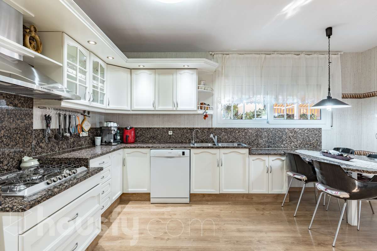 Espectacular casa independiente con piscina, amplio jardín y placas solares en Matadepera Housfy presenta esta magnífica casa unifamiliar a cuatro vientos, situada en una de las mejores zonas residenciales de Matadepera, junto al colegio Montcau-La Mola. Una propiedad ideal para quienes buscan amplitud, privacidad y calidad de vida en un entorno privilegiado, rodeado de naturaleza y con unas vistas excepcionales. Con 204 m² útiles, según la superficie verificada por la Dirección General del Catastro, esta vivienda, construida en 1987 y conservada en un estado impecable, destaca por su luminosidad, sus espacios generosos y una distribución pensada para disfrutar del confort y de la vida familiar. Además, dispone de placas solares, que contribuyen a mejorar la eficiencia energética del hogar. Un hogar amplio, luminoso y acogedor La vivienda ofrece una distribución funcional y espacios ideales tanto para el día a día como para compartir momentos especiales con la familia y los amigos: Amplio salón-comedor, con abundante luz natural y una acogedora chimenea. Cinco dormitorios, perfectos para familias que necesitan espacio y versatilidad. Dos baños completos y un aseo de cortesía, que aportan comodidad y funcionalidad al día a día. Dormitorio principal tipo suite, con baño privado. Gran cocina totalmente equipada, ideal para preparar comidas y disfrutar de reuniones familiares. Lavadero independiente, que facilita las tareas cotidianas. Un amplio jardín privado para disfrutar del aire libre Uno de los grandes atractivos de esta propiedad es su amplio jardín privado, un espacio generoso que invita a relajarse, disfrutar del buen tiempo y compartir momentos inolvidables con la familia y los amigos. Piscina privada, ideal para refrescarse y disfrutar de los meses de verano. Amplio jardín, perfecto para jugar, descansar, crear diferentes ambientes u organizar reuniones al aire libre. Terraza y balcón, ideales para disfrutar del entorno y de las vistas. Vistas despejadas a la montaña y a la ciudad, que aportan una agradable sensación de amplitud y conexión con la naturaleza. Equipamiento y comodidades La casa está preparada para ofrecer confort y funcionalidad en el día a día: Cédula de habitabilidad. Placas solares. Calefacción. Vivienda amueblada. Chimenea. Garaje con capacidad para dos vehículos. Una ubicación privilegiada en Matadepera Situada en Matadepera, en el Vallès Occidental (Barcelona), esta propiedad se encuentra en un entorno residencial tranquilo y exclusivo, rodeado de naturaleza y con una excelente calidad de vida. La proximidad al colegio Montcau-La Mola y a los principales servicios —como colegios, supermercados, farmacias y transporte público— la convierte en una opción especialmente atractiva para familias que desean disfrutar de la tranquilidad sin renunciar a las comodidades del día a día ni a la cercanía de los principales núcleos urbanos. Una casa lista para entrar a vivir y comenzar una nueva etapa Si buscas una casa independiente, luminosa y con espacios generosos, un amplio jardín, piscina privada, placas solares y todas las comodidades para disfrutar de la vida familiar, esta propiedad en Matadepera es una excelente oportunidad para disfrutar de un estilo de vida privilegiado. Espacio, privacidad, naturaleza y confort en un mismo hogar. Descubre todo lo que esta casa puede ofrecerte. Aviso legal El precio de venta no incluye gastos de la compraventa como notaría, registro, impuestos, ni tampoco honorarios agencia. Esta publicación no es vinculante. Consulta siempre la nota simple con Housfy antes de formalizar la compraventa. Sobre nosotros Housfy es la plataforma integral de servicios inmobiliarios. Nuestra combinación de expertos y tecnología pone al alcance de todo el mundo servicios cómodos, claros y seguros. AICAT número: 7922. Nos encargamos de la gestión y asesoramiento de la compra. ¡Olvídate de todo! Hacemos los trámites por ti. Y, si además necesitas financiación, ponemos a tu disposición un bróker hipotecario para ayudarte a conseguir las mejores condiciones para tu perfil económico. ¿Quieres visitarla? Contacta con Housfy y agenda tu visita sin compromiso. Más información en: housfy.com En cumplimiento de la Ley 8/2026 en Cataluña, el certificado de presencia o ausencia de amianto se encuentra en proceso de tramitación.-10