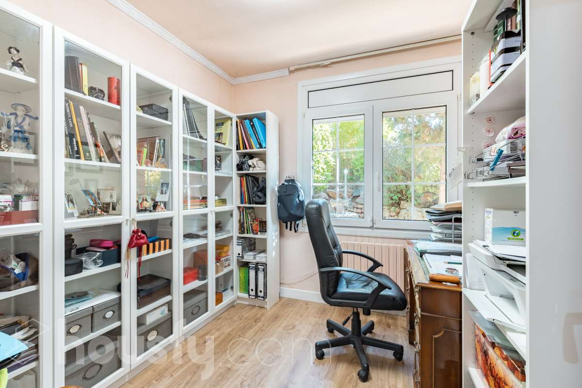 Espectacular casa independiente con piscina, amplio jardín y placas solares en Matadepera Housfy presenta esta magnífica casa unifamiliar a cuatro vientos, situada en una de las mejores zonas residenciales de Matadepera, junto al colegio Montcau-La Mola. Una propiedad ideal para quienes buscan amplitud, privacidad y calidad de vida en un entorno privilegiado, rodeado de naturaleza y con unas vistas excepcionales. Con 204 m² útiles, según la superficie verificada por la Dirección General del Catastro, esta vivienda, construida en 1987 y conservada en un estado impecable, destaca por su luminosidad, sus espacios generosos y una distribución pensada para disfrutar del confort y de la vida familiar. Además, dispone de placas solares, que contribuyen a mejorar la eficiencia energética del hogar. Un hogar amplio, luminoso y acogedor La vivienda ofrece una distribución funcional y espacios ideales tanto para el día a día como para compartir momentos especiales con la familia y los amigos: Amplio salón-comedor, con abundante luz natural y una acogedora chimenea. Cinco dormitorios, perfectos para familias que necesitan espacio y versatilidad. Dos baños completos y un aseo de cortesía, que aportan comodidad y funcionalidad al día a día. Dormitorio principal tipo suite, con baño privado. Gran cocina totalmente equipada, ideal para preparar comidas y disfrutar de reuniones familiares. Lavadero independiente, que facilita las tareas cotidianas. Un amplio jardín privado para disfrutar del aire libre Uno de los grandes atractivos de esta propiedad es su amplio jardín privado, un espacio generoso que invita a relajarse, disfrutar del buen tiempo y compartir momentos inolvidables con la familia y los amigos. Piscina privada, ideal para refrescarse y disfrutar de los meses de verano. Amplio jardín, perfecto para jugar, descansar, crear diferentes ambientes u organizar reuniones al aire libre. Terraza y balcón, ideales para disfrutar del entorno y de las vistas. Vistas despejadas a la montaña y a la ciudad, que aportan una agradable sensación de amplitud y conexión con la naturaleza. Equipamiento y comodidades La casa está preparada para ofrecer confort y funcionalidad en el día a día: Cédula de habitabilidad. Placas solares. Calefacción. Vivienda amueblada. Chimenea. Garaje con capacidad para dos vehículos. Una ubicación privilegiada en Matadepera Situada en Matadepera, en el Vallès Occidental (Barcelona), esta propiedad se encuentra en un entorno residencial tranquilo y exclusivo, rodeado de naturaleza y con una excelente calidad de vida. La proximidad al colegio Montcau-La Mola y a los principales servicios —como colegios, supermercados, farmacias y transporte público— la convierte en una opción especialmente atractiva para familias que desean disfrutar de la tranquilidad sin renunciar a las comodidades del día a día ni a la cercanía de los principales núcleos urbanos. Una casa lista para entrar a vivir y comenzar una nueva etapa Si buscas una casa independiente, luminosa y con espacios generosos, un amplio jardín, piscina privada, placas solares y todas las comodidades para disfrutar de la vida familiar, esta propiedad en Matadepera es una excelente oportunidad para disfrutar de un estilo de vida privilegiado. Espacio, privacidad, naturaleza y confort en un mismo hogar. Descubre todo lo que esta casa puede ofrecerte. Aviso legal El precio de venta no incluye gastos de la compraventa como notaría, registro, impuestos, ni tampoco honorarios agencia. Esta publicación no es vinculante. Consulta siempre la nota simple con Housfy antes de formalizar la compraventa. Sobre nosotros Housfy es la plataforma integral de servicios inmobiliarios. Nuestra combinación de expertos y tecnología pone al alcance de todo el mundo servicios cómodos, claros y seguros. AICAT número: 7922. Nos encargamos de la gestión y asesoramiento de la compra. ¡Olvídate de todo! Hacemos los trámites por ti. Y, si además necesitas financiación, ponemos a tu disposición un bróker hipotecario para ayudarte a conseguir las mejores condiciones para tu perfil económico. ¿Quieres visitarla? Contacta con Housfy y agenda tu visita sin compromiso. Más información en: housfy.com En cumplimiento de la Ley 8/2026 en Cataluña, el certificado de presencia o ausencia de amianto se encuentra en proceso de tramitación.-37