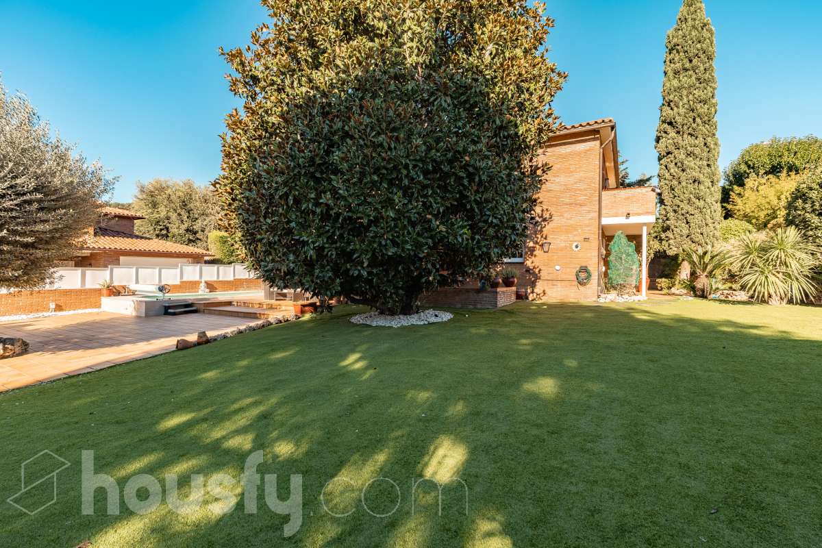 Espectacular casa independiente con piscina, amplio jardín y placas solares en Matadepera Housfy presenta esta magnífica casa unifamiliar a cuatro vientos, situada en una de las mejores zonas residenciales de Matadepera, junto al colegio Montcau-La Mola. Una propiedad ideal para quienes buscan amplitud, privacidad y calidad de vida en un entorno privilegiado, rodeado de naturaleza y con unas vistas excepcionales. Con 204 m² útiles, según la superficie verificada por la Dirección General del Catastro, esta vivienda, construida en 1987 y conservada en un estado impecable, destaca por su luminosidad, sus espacios generosos y una distribución pensada para disfrutar del confort y de la vida familiar. Además, dispone de placas solares, que contribuyen a mejorar la eficiencia energética del hogar. Un hogar amplio, luminoso y acogedor La vivienda ofrece una distribución funcional y espacios ideales tanto para el día a día como para compartir momentos especiales con la familia y los amigos: Amplio salón-comedor, con abundante luz natural y una acogedora chimenea. Cinco dormitorios, perfectos para familias que necesitan espacio y versatilidad. Dos baños completos y un aseo de cortesía, que aportan comodidad y funcionalidad al día a día. Dormitorio principal tipo suite, con baño privado. Gran cocina totalmente equipada, ideal para preparar comidas y disfrutar de reuniones familiares. Lavadero independiente, que facilita las tareas cotidianas. Un amplio jardín privado para disfrutar del aire libre Uno de los grandes atractivos de esta propiedad es su amplio jardín privado, un espacio generoso que invita a relajarse, disfrutar del buen tiempo y compartir momentos inolvidables con la familia y los amigos. Piscina privada, ideal para refrescarse y disfrutar de los meses de verano. Amplio jardín, perfecto para jugar, descansar, crear diferentes ambientes u organizar reuniones al aire libre. Terraza y balcón, ideales para disfrutar del entorno y de las vistas. Vistas despejadas a la montaña y a la ciudad, que aportan una agradable sensación de amplitud y conexión con la naturaleza. Equipamiento y comodidades La casa está preparada para ofrecer confort y funcionalidad en el día a día: Cédula de habitabilidad. Placas solares. Calefacción. Vivienda amueblada. Chimenea. Garaje con capacidad para dos vehículos. Una ubicación privilegiada en Matadepera Situada en Matadepera, en el Vallès Occidental (Barcelona), esta propiedad se encuentra en un entorno residencial tranquilo y exclusivo, rodeado de naturaleza y con una excelente calidad de vida. La proximidad al colegio Montcau-La Mola y a los principales servicios —como colegios, supermercados, farmacias y transporte público— la convierte en una opción especialmente atractiva para familias que desean disfrutar de la tranquilidad sin renunciar a las comodidades del día a día ni a la cercanía de los principales núcleos urbanos. Una casa lista para entrar a vivir y comenzar una nueva etapa Si buscas una casa independiente, luminosa y con espacios generosos, un amplio jardín, piscina privada, placas solares y todas las comodidades para disfrutar de la vida familiar, esta propiedad en Matadepera es una excelente oportunidad para disfrutar de un estilo de vida privilegiado. Espacio, privacidad, naturaleza y confort en un mismo hogar. Descubre todo lo que esta casa puede ofrecerte. Aviso legal El precio de venta no incluye gastos de la compraventa como notaría, registro, impuestos, ni tampoco honorarios agencia. Esta publicación no es vinculante. Consulta siempre la nota simple con Housfy antes de formalizar la compraventa. Sobre nosotros Housfy es la plataforma integral de servicios inmobiliarios. Nuestra combinación de expertos y tecnología pone al alcance de todo el mundo servicios cómodos, claros y seguros. AICAT número: 7922. Nos encargamos de la gestión y asesoramiento de la compra. ¡Olvídate de todo! Hacemos los trámites por ti. Y, si además necesitas financiación, ponemos a tu disposición un bróker hipotecario para ayudarte a conseguir las mejores condiciones para tu perfil económico. ¿Quieres visitarla? Contacta con Housfy y agenda tu visita sin compromiso. Más información en: housfy.com En cumplimiento de la Ley 8/2026 en Cataluña, el certificado de presencia o ausencia de amianto se encuentra en proceso de tramitación.-46