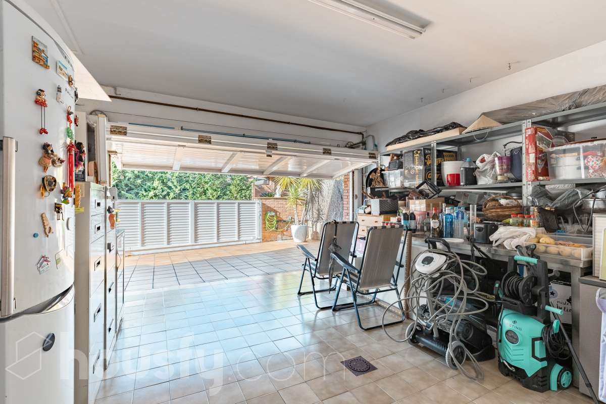 Espectacular casa independiente con piscina, amplio jardín y placas solares en Matadepera Housfy presenta esta magnífica casa unifamiliar a cuatro vientos, situada en una de las mejores zonas residenciales de Matadepera, junto al colegio Montcau-La Mola. Una propiedad ideal para quienes buscan amplitud, privacidad y calidad de vida en un entorno privilegiado, rodeado de naturaleza y con unas vistas excepcionales. Con 204 m² útiles, según la superficie verificada por la Dirección General del Catastro, esta vivienda, construida en 1987 y conservada en un estado impecable, destaca por su luminosidad, sus espacios generosos y una distribución pensada para disfrutar del confort y de la vida familiar. Además, dispone de placas solares, que contribuyen a mejorar la eficiencia energética del hogar. Un hogar amplio, luminoso y acogedor La vivienda ofrece una distribución funcional y espacios ideales tanto para el día a día como para compartir momentos especiales con la familia y los amigos: Amplio salón-comedor, con abundante luz natural y una acogedora chimenea. Cinco dormitorios, perfectos para familias que necesitan espacio y versatilidad. Dos baños completos y un aseo de cortesía, que aportan comodidad y funcionalidad al día a día. Dormitorio principal tipo suite, con baño privado. Gran cocina totalmente equipada, ideal para preparar comidas y disfrutar de reuniones familiares. Lavadero independiente, que facilita las tareas cotidianas. Un amplio jardín privado para disfrutar del aire libre Uno de los grandes atractivos de esta propiedad es su amplio jardín privado, un espacio generoso que invita a relajarse, disfrutar del buen tiempo y compartir momentos inolvidables con la familia y los amigos. Piscina privada, ideal para refrescarse y disfrutar de los meses de verano. Amplio jardín, perfecto para jugar, descansar, crear diferentes ambientes u organizar reuniones al aire libre. Terraza y balcón, ideales para disfrutar del entorno y de las vistas. Vistas despejadas a la montaña y a la ciudad, que aportan una agradable sensación de amplitud y conexión con la naturaleza. Equipamiento y comodidades La casa está preparada para ofrecer confort y funcionalidad en el día a día: Cédula de habitabilidad. Placas solares. Calefacción. Vivienda amueblada. Chimenea. Garaje con capacidad para dos vehículos. Una ubicación privilegiada en Matadepera Situada en Matadepera, en el Vallès Occidental (Barcelona), esta propiedad se encuentra en un entorno residencial tranquilo y exclusivo, rodeado de naturaleza y con una excelente calidad de vida. La proximidad al colegio Montcau-La Mola y a los principales servicios —como colegios, supermercados, farmacias y transporte público— la convierte en una opción especialmente atractiva para familias que desean disfrutar de la tranquilidad sin renunciar a las comodidades del día a día ni a la cercanía de los principales núcleos urbanos. Una casa lista para entrar a vivir y comenzar una nueva etapa Si buscas una casa independiente, luminosa y con espacios generosos, un amplio jardín, piscina privada, placas solares y todas las comodidades para disfrutar de la vida familiar, esta propiedad en Matadepera es una excelente oportunidad para disfrutar de un estilo de vida privilegiado. Espacio, privacidad, naturaleza y confort en un mismo hogar. Descubre todo lo que esta casa puede ofrecerte. Aviso legal El precio de venta no incluye gastos de la compraventa como notaría, registro, impuestos, ni tampoco honorarios agencia. Esta publicación no es vinculante. Consulta siempre la nota simple con Housfy antes de formalizar la compraventa. Sobre nosotros Housfy es la plataforma integral de servicios inmobiliarios. Nuestra combinación de expertos y tecnología pone al alcance de todo el mundo servicios cómodos, claros y seguros. AICAT número: 7922. Nos encargamos de la gestión y asesoramiento de la compra. ¡Olvídate de todo! Hacemos los trámites por ti. Y, si además necesitas financiación, ponemos a tu disposición un bróker hipotecario para ayudarte a conseguir las mejores condiciones para tu perfil económico. ¿Quieres visitarla? Contacta con Housfy y agenda tu visita sin compromiso. Más información en: housfy.com En cumplimiento de la Ley 8/2026 en Cataluña, el certificado de presencia o ausencia de amianto se encuentra en proceso de tramitación.-50