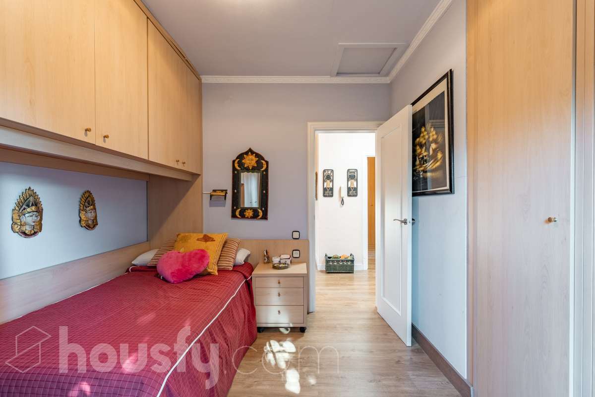 Espectacular casa independiente con piscina, amplio jardín y placas solares en Matadepera Housfy presenta esta magnífica casa unifamiliar a cuatro vientos, situada en una de las mejores zonas residenciales de Matadepera, junto al colegio Montcau-La Mola. Una propiedad ideal para quienes buscan amplitud, privacidad y calidad de vida en un entorno privilegiado, rodeado de naturaleza y con unas vistas excepcionales. Con 204 m² útiles, según la superficie verificada por la Dirección General del Catastro, esta vivienda, construida en 1987 y conservada en un estado impecable, destaca por su luminosidad, sus espacios generosos y una distribución pensada para disfrutar del confort y de la vida familiar. Además, dispone de placas solares, que contribuyen a mejorar la eficiencia energética del hogar. Un hogar amplio, luminoso y acogedor La vivienda ofrece una distribución funcional y espacios ideales tanto para el día a día como para compartir momentos especiales con la familia y los amigos: Amplio salón-comedor, con abundante luz natural y una acogedora chimenea. Cinco dormitorios, perfectos para familias que necesitan espacio y versatilidad. Dos baños completos y un aseo de cortesía, que aportan comodidad y funcionalidad al día a día. Dormitorio principal tipo suite, con baño privado. Gran cocina totalmente equipada, ideal para preparar comidas y disfrutar de reuniones familiares. Lavadero independiente, que facilita las tareas cotidianas. Un amplio jardín privado para disfrutar del aire libre Uno de los grandes atractivos de esta propiedad es su amplio jardín privado, un espacio generoso que invita a relajarse, disfrutar del buen tiempo y compartir momentos inolvidables con la familia y los amigos. Piscina privada, ideal para refrescarse y disfrutar de los meses de verano. Amplio jardín, perfecto para jugar, descansar, crear diferentes ambientes u organizar reuniones al aire libre. Terraza y balcón, ideales para disfrutar del entorno y de las vistas. Vistas despejadas a la montaña y a la ciudad, que aportan una agradable sensación de amplitud y conexión con la naturaleza. Equipamiento y comodidades La casa está preparada para ofrecer confort y funcionalidad en el día a día: Cédula de habitabilidad. Placas solares. Calefacción. Vivienda amueblada. Chimenea. Garaje con capacidad para dos vehículos. Una ubicación privilegiada en Matadepera Situada en Matadepera, en el Vallès Occidental (Barcelona), esta propiedad se encuentra en un entorno residencial tranquilo y exclusivo, rodeado de naturaleza y con una excelente calidad de vida. La proximidad al colegio Montcau-La Mola y a los principales servicios —como colegios, supermercados, farmacias y transporte público— la convierte en una opción especialmente atractiva para familias que desean disfrutar de la tranquilidad sin renunciar a las comodidades del día a día ni a la cercanía de los principales núcleos urbanos. Una casa lista para entrar a vivir y comenzar una nueva etapa Si buscas una casa independiente, luminosa y con espacios generosos, un amplio jardín, piscina privada, placas solares y todas las comodidades para disfrutar de la vida familiar, esta propiedad en Matadepera es una excelente oportunidad para disfrutar de un estilo de vida privilegiado. Espacio, privacidad, naturaleza y confort en un mismo hogar. Descubre todo lo que esta casa puede ofrecerte. Aviso legal El precio de venta no incluye gastos de la compraventa como notaría, registro, impuestos, ni tampoco honorarios agencia. Esta publicación no es vinculante. Consulta siempre la nota simple con Housfy antes de formalizar la compraventa. Sobre nosotros Housfy es la plataforma integral de servicios inmobiliarios. Nuestra combinación de expertos y tecnología pone al alcance de todo el mundo servicios cómodos, claros y seguros. AICAT número: 7922. Nos encargamos de la gestión y asesoramiento de la compra. ¡Olvídate de todo! Hacemos los trámites por ti. Y, si además necesitas financiación, ponemos a tu disposición un bróker hipotecario para ayudarte a conseguir las mejores condiciones para tu perfil económico. ¿Quieres visitarla? Contacta con Housfy y agenda tu visita sin compromiso. Más información en: housfy.com En cumplimiento de la Ley 8/2026 en Cataluña, el certificado de presencia o ausencia de amianto se encuentra en proceso de tramitación.-33