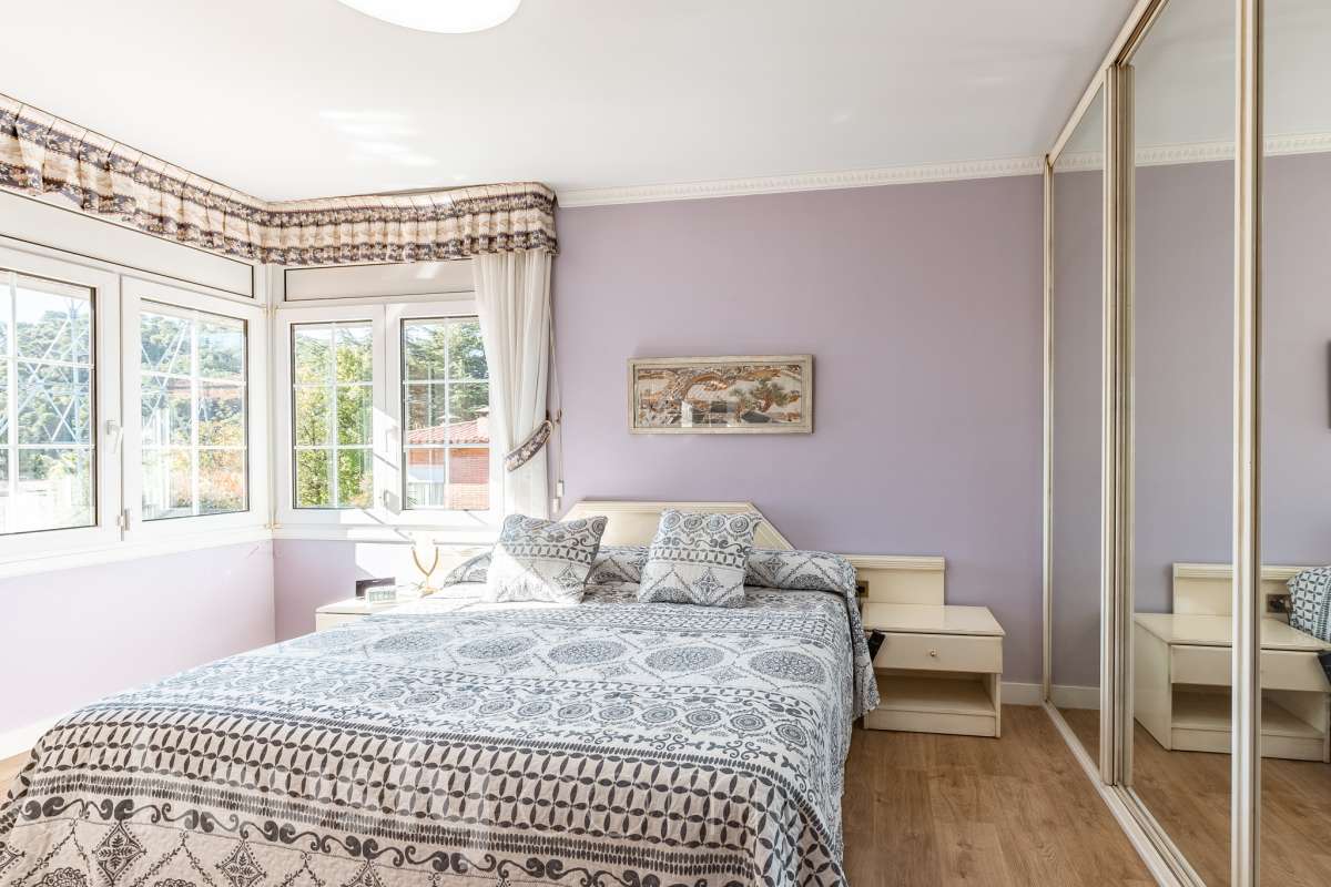 Espectacular casa independiente con piscina, amplio jardín y placas solares en Matadepera Housfy presenta esta magnífica casa unifamiliar a cuatro vientos, situada en una de las mejores zonas residenciales de Matadepera, junto al colegio Montcau-La Mola. Una propiedad ideal para quienes buscan amplitud, privacidad y calidad de vida en un entorno privilegiado, rodeado de naturaleza y con unas vistas excepcionales. Con 204 m² útiles, según la superficie verificada por la Dirección General del Catastro, esta vivienda, construida en 1987 y conservada en un estado impecable, destaca por su luminosidad, sus espacios generosos y una distribución pensada para disfrutar del confort y de la vida familiar. Además, dispone de placas solares, que contribuyen a mejorar la eficiencia energética del hogar. Un hogar amplio, luminoso y acogedor La vivienda ofrece una distribución funcional y espacios ideales tanto para el día a día como para compartir momentos especiales con la familia y los amigos: Amplio salón-comedor, con abundante luz natural y una acogedora chimenea. Cinco dormitorios, perfectos para familias que necesitan espacio y versatilidad. Dos baños completos y un aseo de cortesía, que aportan comodidad y funcionalidad al día a día. Dormitorio principal tipo suite, con baño privado. Gran cocina totalmente equipada, ideal para preparar comidas y disfrutar de reuniones familiares. Lavadero independiente, que facilita las tareas cotidianas. Un amplio jardín privado para disfrutar del aire libre Uno de los grandes atractivos de esta propiedad es su amplio jardín privado, un espacio generoso que invita a relajarse, disfrutar del buen tiempo y compartir momentos inolvidables con la familia y los amigos. Piscina privada, ideal para refrescarse y disfrutar de los meses de verano. Amplio jardín, perfecto para jugar, descansar, crear diferentes ambientes u organizar reuniones al aire libre. Terraza y balcón, ideales para disfrutar del entorno y de las vistas. Vistas despejadas a la montaña y a la ciudad, que aportan una agradable sensación de amplitud y conexión con la naturaleza. Equipamiento y comodidades La casa está preparada para ofrecer confort y funcionalidad en el día a día: Cédula de habitabilidad. Placas solares. Calefacción. Vivienda amueblada. Chimenea. Garaje con capacidad para dos vehículos. Una ubicación privilegiada en Matadepera Situada en Matadepera, en el Vallès Occidental (Barcelona), esta propiedad se encuentra en un entorno residencial tranquilo y exclusivo, rodeado de naturaleza y con una excelente calidad de vida. La proximidad al colegio Montcau-La Mola y a los principales servicios —como colegios, supermercados, farmacias y transporte público— la convierte en una opción especialmente atractiva para familias que desean disfrutar de la tranquilidad sin renunciar a las comodidades del día a día ni a la cercanía de los principales núcleos urbanos. Una casa lista para entrar a vivir y comenzar una nueva etapa Si buscas una casa independiente, luminosa y con espacios generosos, un amplio jardín, piscina privada, placas solares y todas las comodidades para disfrutar de la vida familiar, esta propiedad en Matadepera es una excelente oportunidad para disfrutar de un estilo de vida privilegiado. Espacio, privacidad, naturaleza y confort en un mismo hogar. Descubre todo lo que esta casa puede ofrecerte. Aviso legal El precio de venta no incluye gastos de la compraventa como notaría, registro, impuestos, ni tampoco honorarios agencia. Esta publicación no es vinculante. Consulta siempre la nota simple con Housfy antes de formalizar la compraventa. Sobre nosotros Housfy es la plataforma integral de servicios inmobiliarios. Nuestra combinación de expertos y tecnología pone al alcance de todo el mundo servicios cómodos, claros y seguros. AICAT número: 7922. Nos encargamos de la gestión y asesoramiento de la compra. ¡Olvídate de todo! Hacemos los trámites por ti. Y, si además necesitas financiación, ponemos a tu disposición un bróker hipotecario para ayudarte a conseguir las mejores condiciones para tu perfil económico. ¿Quieres visitarla? Contacta con Housfy y agenda tu visita sin compromiso. Más información en: housfy.com En cumplimiento de la Ley 8/2026 en Cataluña, el certificado de presencia o ausencia de amianto se encuentra en proceso de tramitación.-17