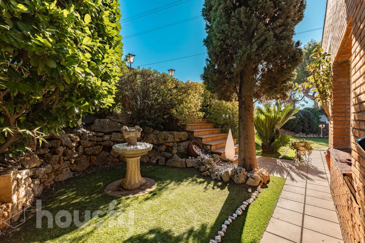 Espectacular casa independiente con piscina, amplio jardín y placas solares en Matadepera Housfy presenta esta magnífica casa unifamiliar a cuatro vientos, situada en una de las mejores zonas residenciales de Matadepera, junto al colegio Montcau-La Mola. Una propiedad ideal para quienes buscan amplitud, privacidad y calidad de vida en un entorno privilegiado, rodeado de naturaleza y con unas vistas excepcionales. Con 204 m² útiles, según la superficie verificada por la Dirección General del Catastro, esta vivienda, construida en 1987 y conservada en un estado impecable, destaca por su luminosidad, sus espacios generosos y una distribución pensada para disfrutar del confort y de la vida familiar. Además, dispone de placas solares, que contribuyen a mejorar la eficiencia energética del hogar. Un hogar amplio, luminoso y acogedor La vivienda ofrece una distribución funcional y espacios ideales tanto para el día a día como para compartir momentos especiales con la familia y los amigos: Amplio salón-comedor, con abundante luz natural y una acogedora chimenea. Cinco dormitorios, perfectos para familias que necesitan espacio y versatilidad. Dos baños completos y un aseo de cortesía, que aportan comodidad y funcionalidad al día a día. Dormitorio principal tipo suite, con baño privado. Gran cocina totalmente equipada, ideal para preparar comidas y disfrutar de reuniones familiares. Lavadero independiente, que facilita las tareas cotidianas. Un amplio jardín privado para disfrutar del aire libre Uno de los grandes atractivos de esta propiedad es su amplio jardín privado, un espacio generoso que invita a relajarse, disfrutar del buen tiempo y compartir momentos inolvidables con la familia y los amigos. Piscina privada, ideal para refrescarse y disfrutar de los meses de verano. Amplio jardín, perfecto para jugar, descansar, crear diferentes ambientes u organizar reuniones al aire libre. Terraza y balcón, ideales para disfrutar del entorno y de las vistas. Vistas despejadas a la montaña y a la ciudad, que aportan una agradable sensación de amplitud y conexión con la naturaleza. Equipamiento y comodidades La casa está preparada para ofrecer confort y funcionalidad en el día a día: Cédula de habitabilidad. Placas solares. Calefacción. Vivienda amueblada. Chimenea. Garaje con capacidad para dos vehículos. Una ubicación privilegiada en Matadepera Situada en Matadepera, en el Vallès Occidental (Barcelona), esta propiedad se encuentra en un entorno residencial tranquilo y exclusivo, rodeado de naturaleza y con una excelente calidad de vida. La proximidad al colegio Montcau-La Mola y a los principales servicios —como colegios, supermercados, farmacias y transporte público— la convierte en una opción especialmente atractiva para familias que desean disfrutar de la tranquilidad sin renunciar a las comodidades del día a día ni a la cercanía de los principales núcleos urbanos. Una casa lista para entrar a vivir y comenzar una nueva etapa Si buscas una casa independiente, luminosa y con espacios generosos, un amplio jardín, piscina privada, placas solares y todas las comodidades para disfrutar de la vida familiar, esta propiedad en Matadepera es una excelente oportunidad para disfrutar de un estilo de vida privilegiado. Espacio, privacidad, naturaleza y confort en un mismo hogar. Descubre todo lo que esta casa puede ofrecerte. Aviso legal El precio de venta no incluye gastos de la compraventa como notaría, registro, impuestos, ni tampoco honorarios agencia. Esta publicación no es vinculante. Consulta siempre la nota simple con Housfy antes de formalizar la compraventa. Sobre nosotros Housfy es la plataforma integral de servicios inmobiliarios. Nuestra combinación de expertos y tecnología pone al alcance de todo el mundo servicios cómodos, claros y seguros. AICAT número: 7922. Nos encargamos de la gestión y asesoramiento de la compra. ¡Olvídate de todo! Hacemos los trámites por ti. Y, si además necesitas financiación, ponemos a tu disposición un bróker hipotecario para ayudarte a conseguir las mejores condiciones para tu perfil económico. ¿Quieres visitarla? Contacta con Housfy y agenda tu visita sin compromiso. Más información en: housfy.com En cumplimiento de la Ley 8/2026 en Cataluña, el certificado de presencia o ausencia de amianto se encuentra en proceso de tramitación.-54