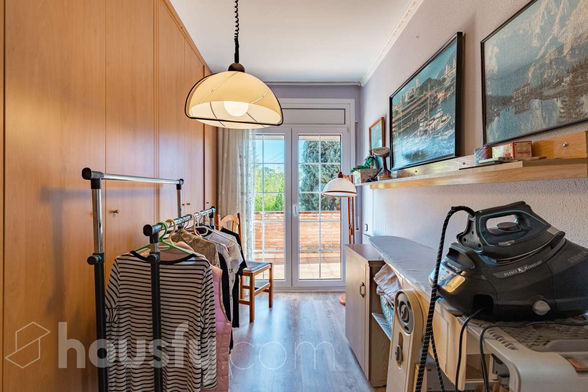 Espectacular casa independiente con piscina, amplio jardín y placas solares en Matadepera Housfy presenta esta magnífica casa unifamiliar a cuatro vientos, situada en una de las mejores zonas residenciales de Matadepera, junto al colegio Montcau-La Mola. Una propiedad ideal para quienes buscan amplitud, privacidad y calidad de vida en un entorno privilegiado, rodeado de naturaleza y con unas vistas excepcionales. Con 204 m² útiles, según la superficie verificada por la Dirección General del Catastro, esta vivienda, construida en 1987 y conservada en un estado impecable, destaca por su luminosidad, sus espacios generosos y una distribución pensada para disfrutar del confort y de la vida familiar. Además, dispone de placas solares, que contribuyen a mejorar la eficiencia energética del hogar. Un hogar amplio, luminoso y acogedor La vivienda ofrece una distribución funcional y espacios ideales tanto para el día a día como para compartir momentos especiales con la familia y los amigos: Amplio salón-comedor, con abundante luz natural y una acogedora chimenea. Cinco dormitorios, perfectos para familias que necesitan espacio y versatilidad. Dos baños completos y un aseo de cortesía, que aportan comodidad y funcionalidad al día a día. Dormitorio principal tipo suite, con baño privado. Gran cocina totalmente equipada, ideal para preparar comidas y disfrutar de reuniones familiares. Lavadero independiente, que facilita las tareas cotidianas. Un amplio jardín privado para disfrutar del aire libre Uno de los grandes atractivos de esta propiedad es su amplio jardín privado, un espacio generoso que invita a relajarse, disfrutar del buen tiempo y compartir momentos inolvidables con la familia y los amigos. Piscina privada, ideal para refrescarse y disfrutar de los meses de verano. Amplio jardín, perfecto para jugar, descansar, crear diferentes ambientes u organizar reuniones al aire libre. Terraza y balcón, ideales para disfrutar del entorno y de las vistas. Vistas despejadas a la montaña y a la ciudad, que aportan una agradable sensación de amplitud y conexión con la naturaleza. Equipamiento y comodidades La casa está preparada para ofrecer confort y funcionalidad en el día a día: Cédula de habitabilidad. Placas solares. Calefacción. Vivienda amueblada. Chimenea. Garaje con capacidad para dos vehículos. Una ubicación privilegiada en Matadepera Situada en Matadepera, en el Vallès Occidental (Barcelona), esta propiedad se encuentra en un entorno residencial tranquilo y exclusivo, rodeado de naturaleza y con una excelente calidad de vida. La proximidad al colegio Montcau-La Mola y a los principales servicios —como colegios, supermercados, farmacias y transporte público— la convierte en una opción especialmente atractiva para familias que desean disfrutar de la tranquilidad sin renunciar a las comodidades del día a día ni a la cercanía de los principales núcleos urbanos. Una casa lista para entrar a vivir y comenzar una nueva etapa Si buscas una casa independiente, luminosa y con espacios generosos, un amplio jardín, piscina privada, placas solares y todas las comodidades para disfrutar de la vida familiar, esta propiedad en Matadepera es una excelente oportunidad para disfrutar de un estilo de vida privilegiado. Espacio, privacidad, naturaleza y confort en un mismo hogar. Descubre todo lo que esta casa puede ofrecerte. Aviso legal El precio de venta no incluye gastos de la compraventa como notaría, registro, impuestos, ni tampoco honorarios agencia. Esta publicación no es vinculante. Consulta siempre la nota simple con Housfy antes de formalizar la compraventa. Sobre nosotros Housfy es la plataforma integral de servicios inmobiliarios. Nuestra combinación de expertos y tecnología pone al alcance de todo el mundo servicios cómodos, claros y seguros. AICAT número: 7922. Nos encargamos de la gestión y asesoramiento de la compra. ¡Olvídate de todo! Hacemos los trámites por ti. Y, si además necesitas financiación, ponemos a tu disposición un bróker hipotecario para ayudarte a conseguir las mejores condiciones para tu perfil económico. ¿Quieres visitarla? Contacta con Housfy y agenda tu visita sin compromiso. Más información en: housfy.com En cumplimiento de la Ley 8/2026 en Cataluña, el certificado de presencia o ausencia de amianto se encuentra en proceso de tramitación.-27