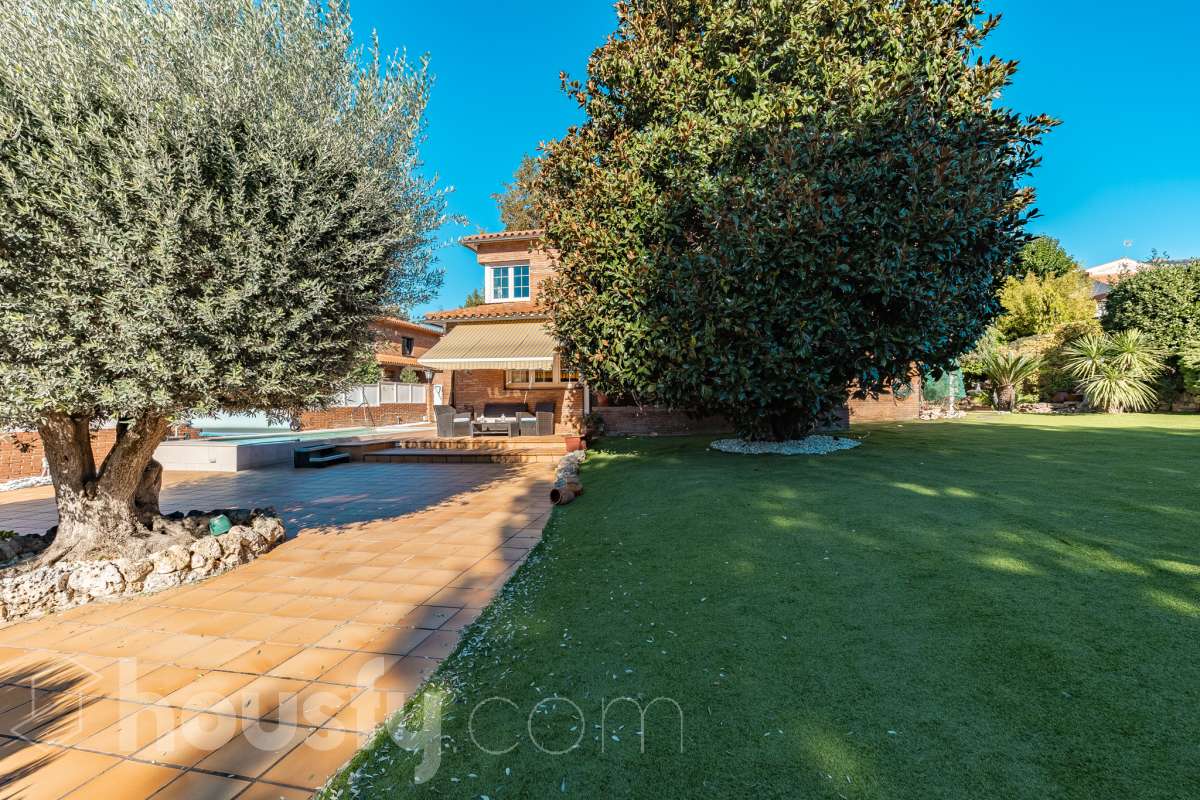 Espectacular casa independiente con piscina, amplio jardín y placas solares en Matadepera Housfy presenta esta magnífica casa unifamiliar a cuatro vientos, situada en una de las mejores zonas residenciales de Matadepera, junto al colegio Montcau-La Mola. Una propiedad ideal para quienes buscan amplitud, privacidad y calidad de vida en un entorno privilegiado, rodeado de naturaleza y con unas vistas excepcionales. Con 204 m² útiles, según la superficie verificada por la Dirección General del Catastro, esta vivienda, construida en 1987 y conservada en un estado impecable, destaca por su luminosidad, sus espacios generosos y una distribución pensada para disfrutar del confort y de la vida familiar. Además, dispone de placas solares, que contribuyen a mejorar la eficiencia energética del hogar. Un hogar amplio, luminoso y acogedor La vivienda ofrece una distribución funcional y espacios ideales tanto para el día a día como para compartir momentos especiales con la familia y los amigos: Amplio salón-comedor, con abundante luz natural y una acogedora chimenea. Cinco dormitorios, perfectos para familias que necesitan espacio y versatilidad. Dos baños completos y un aseo de cortesía, que aportan comodidad y funcionalidad al día a día. Dormitorio principal tipo suite, con baño privado. Gran cocina totalmente equipada, ideal para preparar comidas y disfrutar de reuniones familiares. Lavadero independiente, que facilita las tareas cotidianas. Un amplio jardín privado para disfrutar del aire libre Uno de los grandes atractivos de esta propiedad es su amplio jardín privado, un espacio generoso que invita a relajarse, disfrutar del buen tiempo y compartir momentos inolvidables con la familia y los amigos. Piscina privada, ideal para refrescarse y disfrutar de los meses de verano. Amplio jardín, perfecto para jugar, descansar, crear diferentes ambientes u organizar reuniones al aire libre. Terraza y balcón, ideales para disfrutar del entorno y de las vistas. Vistas despejadas a la montaña y a la ciudad, que aportan una agradable sensación de amplitud y conexión con la naturaleza. Equipamiento y comodidades La casa está preparada para ofrecer confort y funcionalidad en el día a día: Cédula de habitabilidad. Placas solares. Calefacción. Vivienda amueblada. Chimenea. Garaje con capacidad para dos vehículos. Una ubicación privilegiada en Matadepera Situada en Matadepera, en el Vallès Occidental (Barcelona), esta propiedad se encuentra en un entorno residencial tranquilo y exclusivo, rodeado de naturaleza y con una excelente calidad de vida. La proximidad al colegio Montcau-La Mola y a los principales servicios —como colegios, supermercados, farmacias y transporte público— la convierte en una opción especialmente atractiva para familias que desean disfrutar de la tranquilidad sin renunciar a las comodidades del día a día ni a la cercanía de los principales núcleos urbanos. Una casa lista para entrar a vivir y comenzar una nueva etapa Si buscas una casa independiente, luminosa y con espacios generosos, un amplio jardín, piscina privada, placas solares y todas las comodidades para disfrutar de la vida familiar, esta propiedad en Matadepera es una excelente oportunidad para disfrutar de un estilo de vida privilegiado. Espacio, privacidad, naturaleza y confort en un mismo hogar. Descubre todo lo que esta casa puede ofrecerte. Aviso legal El precio de venta no incluye gastos de la compraventa como notaría, registro, impuestos, ni tampoco honorarios agencia. Esta publicación no es vinculante. Consulta siempre la nota simple con Housfy antes de formalizar la compraventa. Sobre nosotros Housfy es la plataforma integral de servicios inmobiliarios. Nuestra combinación de expertos y tecnología pone al alcance de todo el mundo servicios cómodos, claros y seguros. AICAT número: 7922. Nos encargamos de la gestión y asesoramiento de la compra. ¡Olvídate de todo! Hacemos los trámites por ti. Y, si además necesitas financiación, ponemos a tu disposición un bróker hipotecario para ayudarte a conseguir las mejores condiciones para tu perfil económico. ¿Quieres visitarla? Contacta con Housfy y agenda tu visita sin compromiso. Más información en: housfy.com En cumplimiento de la Ley 8/2026 en Cataluña, el certificado de presencia o ausencia de amianto se encuentra en proceso de tramitación.-47