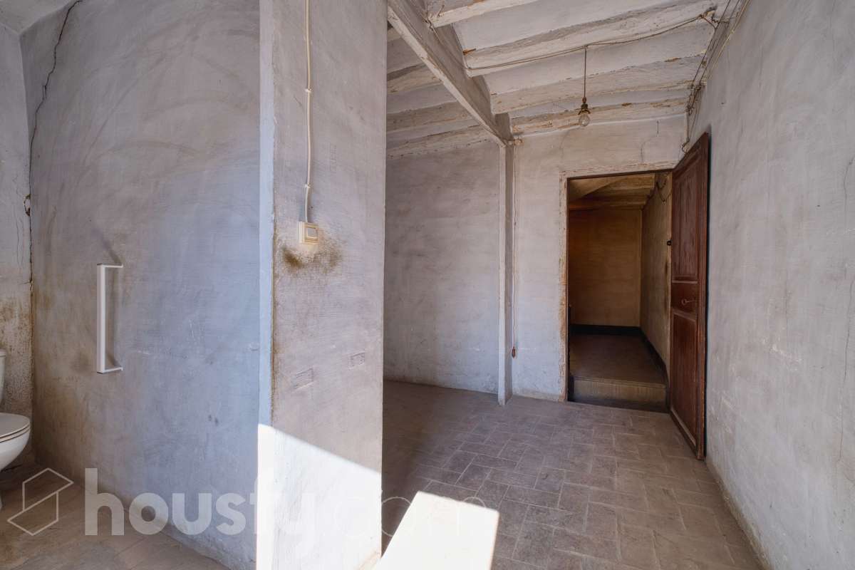 Housfy vende 🏡 amplia casa ubicada en L'Arboç, la cuál consta de 128m2 útiles (verificados con la Dirección General de Catastro). Construida en el año: 1905. Este singular inmueble, resulta ideal para quienes buscan crear un hogar a su medida o realizar una inversión estratégica. Destaca por sus amplias posibilidades de distribución tras una reforma integral, permitiendo aprovechar al máximo su estructura y ubicación. Se entrega en su estado actual, constando expresamente la ausencia de caldera, campana extractora y conexión al alcantarillado. ADVERTENCIA LEGAL: Inmueble actualmente sin Cédula de Habitabilidad. No apto para uso residencial hasta su regularización conforme a la normativa vigente. Consulte condiciones técnicas y jurídicas. Aviso para interesados: Dada su situación administrativa actual, este inmueble es ideal para compradores que proyecten una rehabilitación integral. Se informa a los potenciales compradores que deseen financiación hipotecaria que las condiciones bancarias podrían variar (habitualmente entre el 60-70% del valor) debido a la ausencia provisional de la cédula de habitabilidad. ¡No deje pasar la oportunidad de transformar este espacio en la casa de sus sueños! Aviso legal El precio de venta no incluye gastos de la compraventa como notaría, registro, impuestos, ni tampoco honorarios agencia. Esta publicación no es vinculante. Consulta siempre la nota simple con Housfy antes de formalizar la compraventa. Sobre nosotros Housfy es la plataforma integral de servicios inmobiliarios. Nuestra combinación de expertos y tecnología pone al alcance de todo el mundo servicios cómodos, claros y seguros. AICAT número: 7922. Nos encargamos de la gestión y asesoramiento de la compra. ¡Olvídate de todo! Hacemos los trámites por ti. Y, si además necesitas financiación, ponemos a tu disposición un bróker hipotecario para ayudarte a conseguir las mejores condiciones para tu perfil económico. ¿Quieres visitarla? Contacta con Housfy y agenda tu visita sin compromiso. Más información en: housfy.com En cumplimiento de la Ley 8/2026 en Cataluña, el certificado de presencia o ausencia de amianto se encuentra en proceso de tramitación.-18
