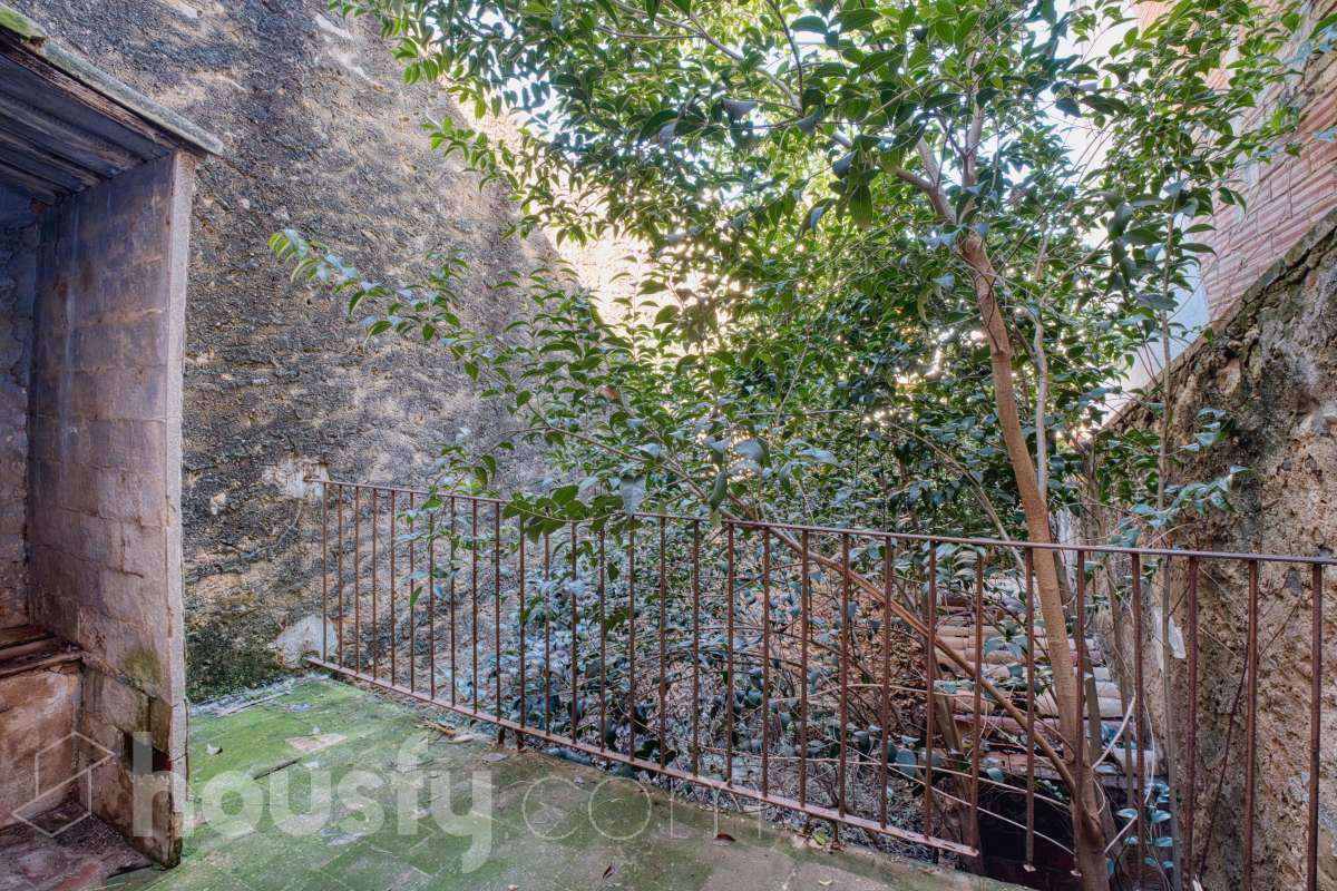 Housfy vende 🏡 amplia casa ubicada en L'Arboç, la cuál consta de 128m2 útiles (verificados con la Dirección General de Catastro). Construida en el año: 1905. Este singular inmueble, resulta ideal para quienes buscan crear un hogar a su medida o realizar una inversión estratégica. Destaca por sus amplias posibilidades de distribución tras una reforma integral, permitiendo aprovechar al máximo su estructura y ubicación. Se entrega en su estado actual, constando expresamente la ausencia de caldera, campana extractora y conexión al alcantarillado. ADVERTENCIA LEGAL: Inmueble actualmente sin Cédula de Habitabilidad. No apto para uso residencial hasta su regularización conforme a la normativa vigente. Consulte condiciones técnicas y jurídicas. Aviso para interesados: Dada su situación administrativa actual, este inmueble es ideal para compradores que proyecten una rehabilitación integral. Se informa a los potenciales compradores que deseen financiación hipotecaria que las condiciones bancarias podrían variar (habitualmente entre el 60-70% del valor) debido a la ausencia provisional de la cédula de habitabilidad. ¡No deje pasar la oportunidad de transformar este espacio en la casa de sus sueños! Aviso legal El precio de venta no incluye gastos de la compraventa como notaría, registro, impuestos, ni tampoco honorarios agencia. Esta publicación no es vinculante. Consulta siempre la nota simple con Housfy antes de formalizar la compraventa. Sobre nosotros Housfy es la plataforma integral de servicios inmobiliarios. Nuestra combinación de expertos y tecnología pone al alcance de todo el mundo servicios cómodos, claros y seguros. AICAT número: 7922. Nos encargamos de la gestión y asesoramiento de la compra. ¡Olvídate de todo! Hacemos los trámites por ti. Y, si además necesitas financiación, ponemos a tu disposición un bróker hipotecario para ayudarte a conseguir las mejores condiciones para tu perfil económico. ¿Quieres visitarla? Contacta con Housfy y agenda tu visita sin compromiso. Más información en: housfy.com En cumplimiento de la Ley 8/2026 en Cataluña, el certificado de presencia o ausencia de amianto se encuentra en proceso de tramitación.-6