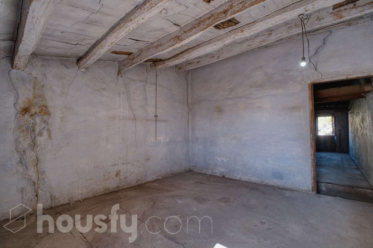 Housfy vende 🏡 amplia casa ubicada en L'Arboç, la cuál consta de 128m2 útiles (verificados con la Dirección General de Catastro). Construida en el año: 1905. Este singular inmueble, resulta ideal para quienes buscan crear un hogar a su medida o realizar una inversión estratégica. Destaca por sus amplias posibilidades de distribución tras una reforma integral, permitiendo aprovechar al máximo su estructura y ubicación. Se entrega en su estado actual, constando expresamente la ausencia de caldera, campana extractora y conexión al alcantarillado. ADVERTENCIA LEGAL: Inmueble actualmente sin Cédula de Habitabilidad. No apto para uso residencial hasta su regularización conforme a la normativa vigente. Consulte condiciones técnicas y jurídicas. Aviso para interesados: Dada su situación administrativa actual, este inmueble es ideal para compradores que proyecten una rehabilitación integral. Se informa a los potenciales compradores que deseen financiación hipotecaria que las condiciones bancarias podrían variar (habitualmente entre el 60-70% del valor) debido a la ausencia provisional de la cédula de habitabilidad. ¡No deje pasar la oportunidad de transformar este espacio en la casa de sus sueños! Aviso legal El precio de venta no incluye gastos de la compraventa como notaría, registro, impuestos, ni tampoco honorarios agencia. Esta publicación no es vinculante. Consulta siempre la nota simple con Housfy antes de formalizar la compraventa. Sobre nosotros Housfy es la plataforma integral de servicios inmobiliarios. Nuestra combinación de expertos y tecnología pone al alcance de todo el mundo servicios cómodos, claros y seguros. AICAT número: 7922. Nos encargamos de la gestión y asesoramiento de la compra. ¡Olvídate de todo! Hacemos los trámites por ti. Y, si además necesitas financiación, ponemos a tu disposición un bróker hipotecario para ayudarte a conseguir las mejores condiciones para tu perfil económico. ¿Quieres visitarla? Contacta con Housfy y agenda tu visita sin compromiso. Más información en: housfy.com En cumplimiento de la Ley 8/2026 en Cataluña, el certificado de presencia o ausencia de amianto se encuentra en proceso de tramitación.-14