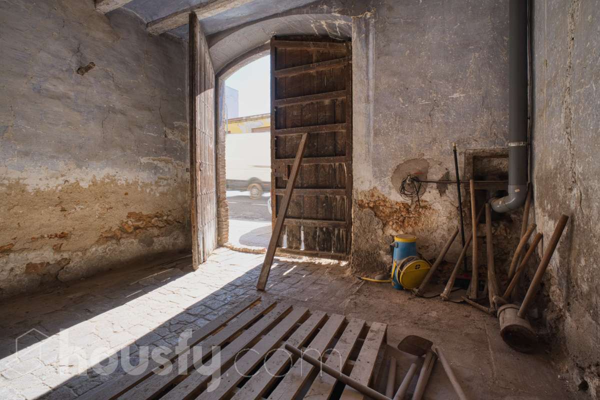 Housfy vende 🏡 amplia casa ubicada en L'Arboç, la cuál consta de 128m2 útiles (verificados con la Dirección General de Catastro). Construida en el año: 1905. Este singular inmueble, resulta ideal para quienes buscan crear un hogar a su medida o realizar una inversión estratégica. Destaca por sus amplias posibilidades de distribución tras una reforma integral, permitiendo aprovechar al máximo su estructura y ubicación. Se entrega en su estado actual, constando expresamente la ausencia de caldera, campana extractora y conexión al alcantarillado. ADVERTENCIA LEGAL: Inmueble actualmente sin Cédula de Habitabilidad. No apto para uso residencial hasta su regularización conforme a la normativa vigente. Consulte condiciones técnicas y jurídicas. Aviso para interesados: Dada su situación administrativa actual, este inmueble es ideal para compradores que proyecten una rehabilitación integral. Se informa a los potenciales compradores que deseen financiación hipotecaria que las condiciones bancarias podrían variar (habitualmente entre el 60-70% del valor) debido a la ausencia provisional de la cédula de habitabilidad. ¡No deje pasar la oportunidad de transformar este espacio en la casa de sus sueños! Aviso legal El precio de venta no incluye gastos de la compraventa como notaría, registro, impuestos, ni tampoco honorarios agencia. Esta publicación no es vinculante. Consulta siempre la nota simple con Housfy antes de formalizar la compraventa. Sobre nosotros Housfy es la plataforma integral de servicios inmobiliarios. Nuestra combinación de expertos y tecnología pone al alcance de todo el mundo servicios cómodos, claros y seguros. AICAT número: 7922. Nos encargamos de la gestión y asesoramiento de la compra. ¡Olvídate de todo! Hacemos los trámites por ti. Y, si además necesitas financiación, ponemos a tu disposición un bróker hipotecario para ayudarte a conseguir las mejores condiciones para tu perfil económico. ¿Quieres visitarla? Contacta con Housfy y agenda tu visita sin compromiso. Más información en: housfy.com En cumplimiento de la Ley 8/2026 en Cataluña, el certificado de presencia o ausencia de amianto se encuentra en proceso de tramitación.-10