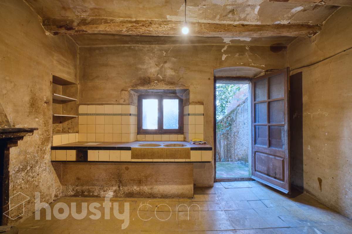 Housfy vende 🏡 amplia casa ubicada en L'Arboç, la cuál consta de 128m2 útiles (verificados con la Dirección General de Catastro). Construida en el año: 1905. Este singular inmueble, resulta ideal para quienes buscan crear un hogar a su medida o realizar una inversión estratégica. Destaca por sus amplias posibilidades de distribución tras una reforma integral, permitiendo aprovechar al máximo su estructura y ubicación. Se entrega en su estado actual, constando expresamente la ausencia de caldera, campana extractora y conexión al alcantarillado. ADVERTENCIA LEGAL: Inmueble actualmente sin Cédula de Habitabilidad. No apto para uso residencial hasta su regularización conforme a la normativa vigente. Consulte condiciones técnicas y jurídicas. Aviso para interesados: Dada su situación administrativa actual, este inmueble es ideal para compradores que proyecten una rehabilitación integral. Se informa a los potenciales compradores que deseen financiación hipotecaria que las condiciones bancarias podrían variar (habitualmente entre el 60-70% del valor) debido a la ausencia provisional de la cédula de habitabilidad. ¡No deje pasar la oportunidad de transformar este espacio en la casa de sus sueños! Aviso legal El precio de venta no incluye gastos de la compraventa como notaría, registro, impuestos, ni tampoco honorarios agencia. Esta publicación no es vinculante. Consulta siempre la nota simple con Housfy antes de formalizar la compraventa. Sobre nosotros Housfy es la plataforma integral de servicios inmobiliarios. Nuestra combinación de expertos y tecnología pone al alcance de todo el mundo servicios cómodos, claros y seguros. AICAT número: 7922. Nos encargamos de la gestión y asesoramiento de la compra. ¡Olvídate de todo! Hacemos los trámites por ti. Y, si además necesitas financiación, ponemos a tu disposición un bróker hipotecario para ayudarte a conseguir las mejores condiciones para tu perfil económico. ¿Quieres visitarla? Contacta con Housfy y agenda tu visita sin compromiso. Más información en: housfy.com En cumplimiento de la Ley 8/2026 en Cataluña, el certificado de presencia o ausencia de amianto se encuentra en proceso de tramitación.-3