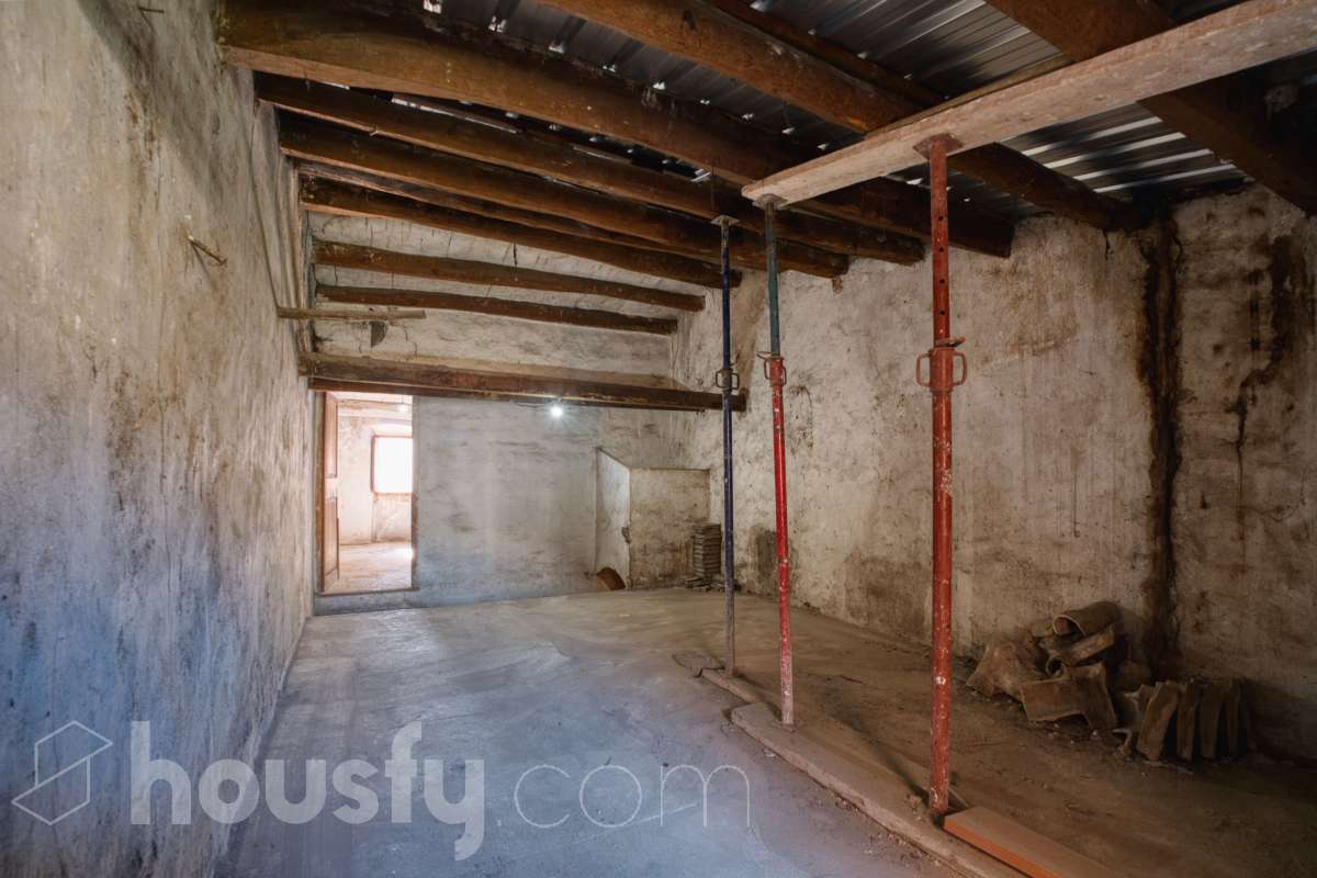 Housfy vende 🏡 amplia casa ubicada en L'Arboç, la cuál consta de 128m2 útiles (verificados con la Dirección General de Catastro). Construida en el año: 1905. Este singular inmueble, resulta ideal para quienes buscan crear un hogar a su medida o realizar una inversión estratégica. Destaca por sus amplias posibilidades de distribución tras una reforma integral, permitiendo aprovechar al máximo su estructura y ubicación. Se entrega en su estado actual, constando expresamente la ausencia de caldera, campana extractora y conexión al alcantarillado. ADVERTENCIA LEGAL: Inmueble actualmente sin Cédula de Habitabilidad. No apto para uso residencial hasta su regularización conforme a la normativa vigente. Consulte condiciones técnicas y jurídicas. Aviso para interesados: Dada su situación administrativa actual, este inmueble es ideal para compradores que proyecten una rehabilitación integral. Se informa a los potenciales compradores que deseen financiación hipotecaria que las condiciones bancarias podrían variar (habitualmente entre el 60-70% del valor) debido a la ausencia provisional de la cédula de habitabilidad. ¡No deje pasar la oportunidad de transformar este espacio en la casa de sus sueños! Aviso legal El precio de venta no incluye gastos de la compraventa como notaría, registro, impuestos, ni tampoco honorarios agencia. Esta publicación no es vinculante. Consulta siempre la nota simple con Housfy antes de formalizar la compraventa. Sobre nosotros Housfy es la plataforma integral de servicios inmobiliarios. Nuestra combinación de expertos y tecnología pone al alcance de todo el mundo servicios cómodos, claros y seguros. AICAT número: 7922. Nos encargamos de la gestión y asesoramiento de la compra. ¡Olvídate de todo! Hacemos los trámites por ti. Y, si además necesitas financiación, ponemos a tu disposición un bróker hipotecario para ayudarte a conseguir las mejores condiciones para tu perfil económico. ¿Quieres visitarla? Contacta con Housfy y agenda tu visita sin compromiso. Más información en: housfy.com En cumplimiento de la Ley 8/2026 en Cataluña, el certificado de presencia o ausencia de amianto se encuentra en proceso de tramitación.-16