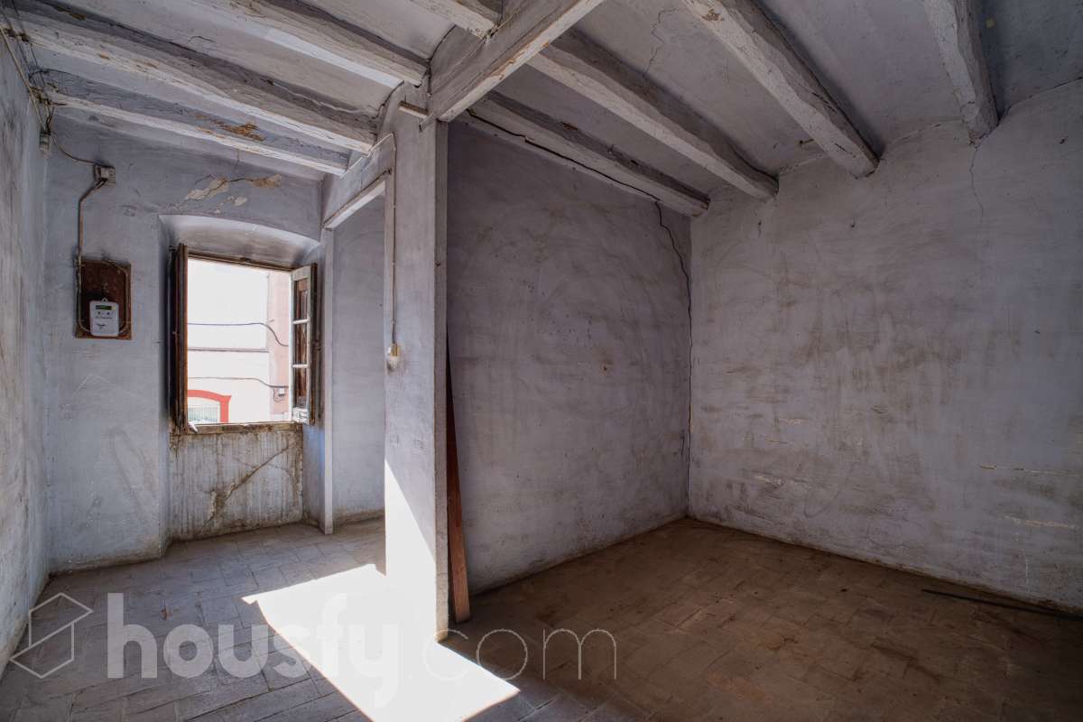 Housfy vende 🏡 amplia casa ubicada en L'Arboç, la cuál consta de 128m2 útiles (verificados con la Dirección General de Catastro). Construida en el año: 1905. Este singular inmueble, resulta ideal para quienes buscan crear un hogar a su medida o realizar una inversión estratégica. Destaca por sus amplias posibilidades de distribución tras una reforma integral, permitiendo aprovechar al máximo su estructura y ubicación. Se entrega en su estado actual, constando expresamente la ausencia de caldera, campana extractora y conexión al alcantarillado. ADVERTENCIA LEGAL: Inmueble actualmente sin Cédula de Habitabilidad. No apto para uso residencial hasta su regularización conforme a la normativa vigente. Consulte condiciones técnicas y jurídicas. Aviso para interesados: Dada su situación administrativa actual, este inmueble es ideal para compradores que proyecten una rehabilitación integral. Se informa a los potenciales compradores que deseen financiación hipotecaria que las condiciones bancarias podrían variar (habitualmente entre el 60-70% del valor) debido a la ausencia provisional de la cédula de habitabilidad. ¡No deje pasar la oportunidad de transformar este espacio en la casa de sus sueños! Aviso legal El precio de venta no incluye gastos de la compraventa como notaría, registro, impuestos, ni tampoco honorarios agencia. Esta publicación no es vinculante. Consulta siempre la nota simple con Housfy antes de formalizar la compraventa. Sobre nosotros Housfy es la plataforma integral de servicios inmobiliarios. Nuestra combinación de expertos y tecnología pone al alcance de todo el mundo servicios cómodos, claros y seguros. AICAT número: 7922. Nos encargamos de la gestión y asesoramiento de la compra. ¡Olvídate de todo! Hacemos los trámites por ti. Y, si además necesitas financiación, ponemos a tu disposición un bróker hipotecario para ayudarte a conseguir las mejores condiciones para tu perfil económico. ¿Quieres visitarla? Contacta con Housfy y agenda tu visita sin compromiso. Más información en: housfy.com En cumplimiento de la Ley 8/2026 en Cataluña, el certificado de presencia o ausencia de amianto se encuentra en proceso de tramitación.-5