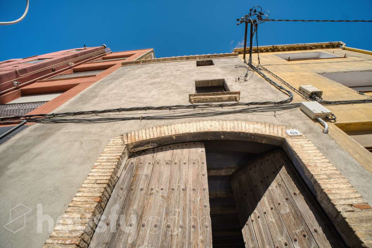 Housfy vende 🏡 amplia casa ubicada en L'Arboç, la cuál consta de 128m2 útiles (verificados con la Dirección General de Catastro). Construida en el año: 1905. Este singular inmueble, resulta ideal para quienes buscan crear un hogar a su medida o realizar una inversión estratégica. Destaca por sus amplias posibilidades de distribución tras una reforma integral, permitiendo aprovechar al máximo su estructura y ubicación. Se entrega en su estado actual, constando expresamente la ausencia de caldera, campana extractora y conexión al alcantarillado. ADVERTENCIA LEGAL: Inmueble actualmente sin Cédula de Habitabilidad. No apto para uso residencial hasta su regularización conforme a la normativa vigente. Consulte condiciones técnicas y jurídicas. Aviso para interesados: Dada su situación administrativa actual, este inmueble es ideal para compradores que proyecten una rehabilitación integral. Se informa a los potenciales compradores que deseen financiación hipotecaria que las condiciones bancarias podrían variar (habitualmente entre el 60-70% del valor) debido a la ausencia provisional de la cédula de habitabilidad. ¡No deje pasar la oportunidad de transformar este espacio en la casa de sus sueños! Aviso legal El precio de venta no incluye gastos de la compraventa como notaría, registro, impuestos, ni tampoco honorarios agencia. Esta publicación no es vinculante. Consulta siempre la nota simple con Housfy antes de formalizar la compraventa. Sobre nosotros Housfy es la plataforma integral de servicios inmobiliarios. Nuestra combinación de expertos y tecnología pone al alcance de todo el mundo servicios cómodos, claros y seguros. AICAT número: 7922. Nos encargamos de la gestión y asesoramiento de la compra. ¡Olvídate de todo! Hacemos los trámites por ti. Y, si además necesitas financiación, ponemos a tu disposición un bróker hipotecario para ayudarte a conseguir las mejores condiciones para tu perfil económico. ¿Quieres visitarla? Contacta con Housfy y agenda tu visita sin compromiso. Más información en: housfy.com En cumplimiento de la Ley 8/2026 en Cataluña, el certificado de presencia o ausencia de amianto se encuentra en proceso de tramitación.-20