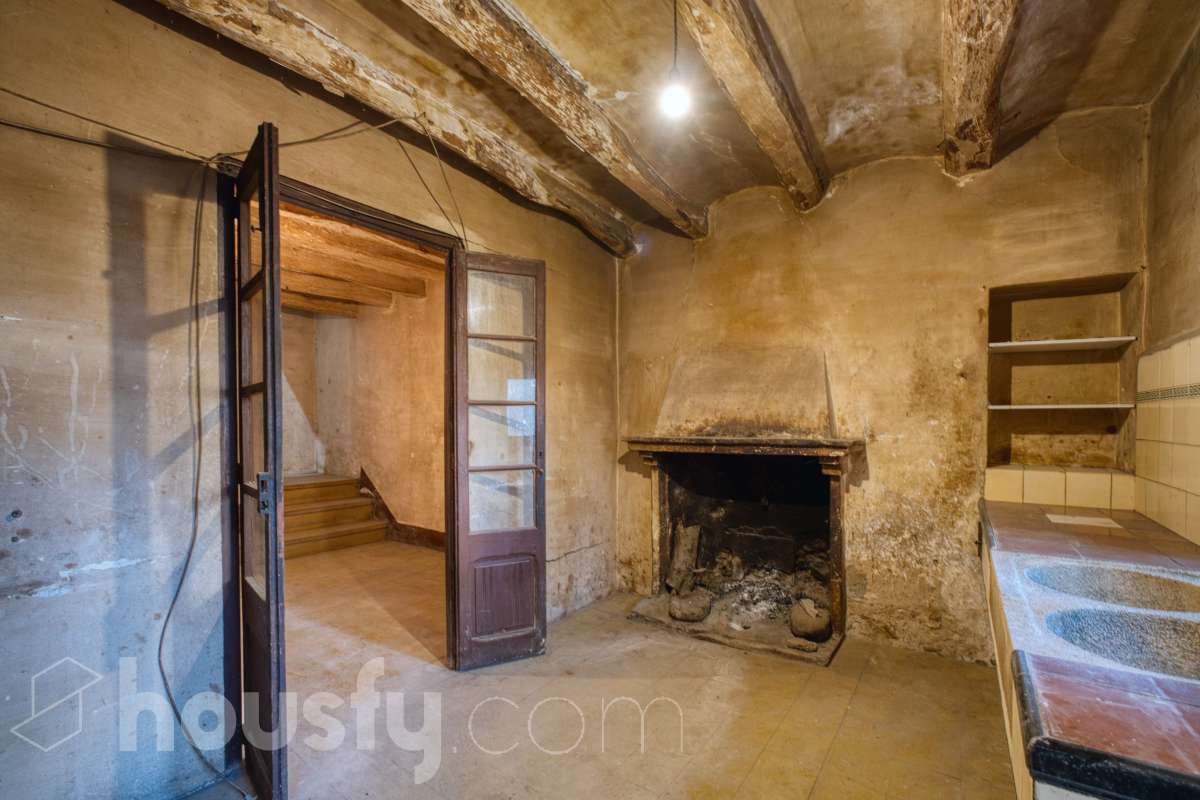 Housfy vende 🏡 amplia casa ubicada en L'Arboç, la cuál consta de 128m2 útiles (verificados con la Dirección General de Catastro). Construida en el año: 1905. Este singular inmueble, resulta ideal para quienes buscan crear un hogar a su medida o realizar una inversión estratégica. Destaca por sus amplias posibilidades de distribución tras una reforma integral, permitiendo aprovechar al máximo su estructura y ubicación. Se entrega en su estado actual, constando expresamente la ausencia de caldera, campana extractora y conexión al alcantarillado. ADVERTENCIA LEGAL: Inmueble actualmente sin Cédula de Habitabilidad. No apto para uso residencial hasta su regularización conforme a la normativa vigente. Consulte condiciones técnicas y jurídicas. Aviso para interesados: Dada su situación administrativa actual, este inmueble es ideal para compradores que proyecten una rehabilitación integral. Se informa a los potenciales compradores que deseen financiación hipotecaria que las condiciones bancarias podrían variar (habitualmente entre el 60-70% del valor) debido a la ausencia provisional de la cédula de habitabilidad. ¡No deje pasar la oportunidad de transformar este espacio en la casa de sus sueños! Aviso legal El precio de venta no incluye gastos de la compraventa como notaría, registro, impuestos, ni tampoco honorarios agencia. Esta publicación no es vinculante. Consulta siempre la nota simple con Housfy antes de formalizar la compraventa. Sobre nosotros Housfy es la plataforma integral de servicios inmobiliarios. Nuestra combinación de expertos y tecnología pone al alcance de todo el mundo servicios cómodos, claros y seguros. AICAT número: 7922. Nos encargamos de la gestión y asesoramiento de la compra. ¡Olvídate de todo! Hacemos los trámites por ti. Y, si además necesitas financiación, ponemos a tu disposición un bróker hipotecario para ayudarte a conseguir las mejores condiciones para tu perfil económico. ¿Quieres visitarla? Contacta con Housfy y agenda tu visita sin compromiso. Más información en: housfy.com En cumplimiento de la Ley 8/2026 en Cataluña, el certificado de presencia o ausencia de amianto se encuentra en proceso de tramitación.-2