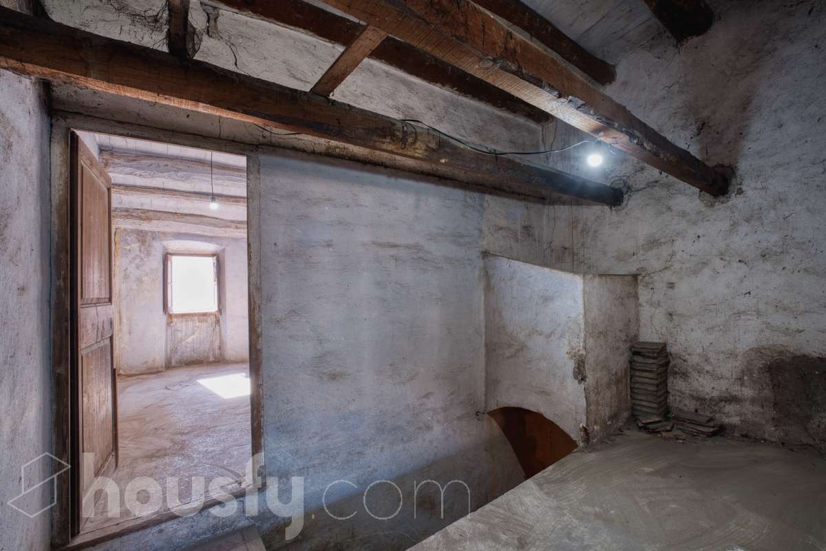 Housfy vende 🏡 amplia casa ubicada en L'Arboç, la cuál consta de 128m2 útiles (verificados con la Dirección General de Catastro). Construida en el año: 1905. Este singular inmueble, resulta ideal para quienes buscan crear un hogar a su medida o realizar una inversión estratégica. Destaca por sus amplias posibilidades de distribución tras una reforma integral, permitiendo aprovechar al máximo su estructura y ubicación. Se entrega en su estado actual, constando expresamente la ausencia de caldera, campana extractora y conexión al alcantarillado. ADVERTENCIA LEGAL: Inmueble actualmente sin Cédula de Habitabilidad. No apto para uso residencial hasta su regularización conforme a la normativa vigente. Consulte condiciones técnicas y jurídicas. Aviso para interesados: Dada su situación administrativa actual, este inmueble es ideal para compradores que proyecten una rehabilitación integral. Se informa a los potenciales compradores que deseen financiación hipotecaria que las condiciones bancarias podrían variar (habitualmente entre el 60-70% del valor) debido a la ausencia provisional de la cédula de habitabilidad. ¡No deje pasar la oportunidad de transformar este espacio en la casa de sus sueños! Aviso legal El precio de venta no incluye gastos de la compraventa como notaría, registro, impuestos, ni tampoco honorarios agencia. Esta publicación no es vinculante. Consulta siempre la nota simple con Housfy antes de formalizar la compraventa. Sobre nosotros Housfy es la plataforma integral de servicios inmobiliarios. Nuestra combinación de expertos y tecnología pone al alcance de todo el mundo servicios cómodos, claros y seguros. AICAT número: 7922. Nos encargamos de la gestión y asesoramiento de la compra. ¡Olvídate de todo! Hacemos los trámites por ti. Y, si además necesitas financiación, ponemos a tu disposición un bróker hipotecario para ayudarte a conseguir las mejores condiciones para tu perfil económico. ¿Quieres visitarla? Contacta con Housfy y agenda tu visita sin compromiso. Más información en: housfy.com En cumplimiento de la Ley 8/2026 en Cataluña, el certificado de presencia o ausencia de amianto se encuentra en proceso de tramitación.-15