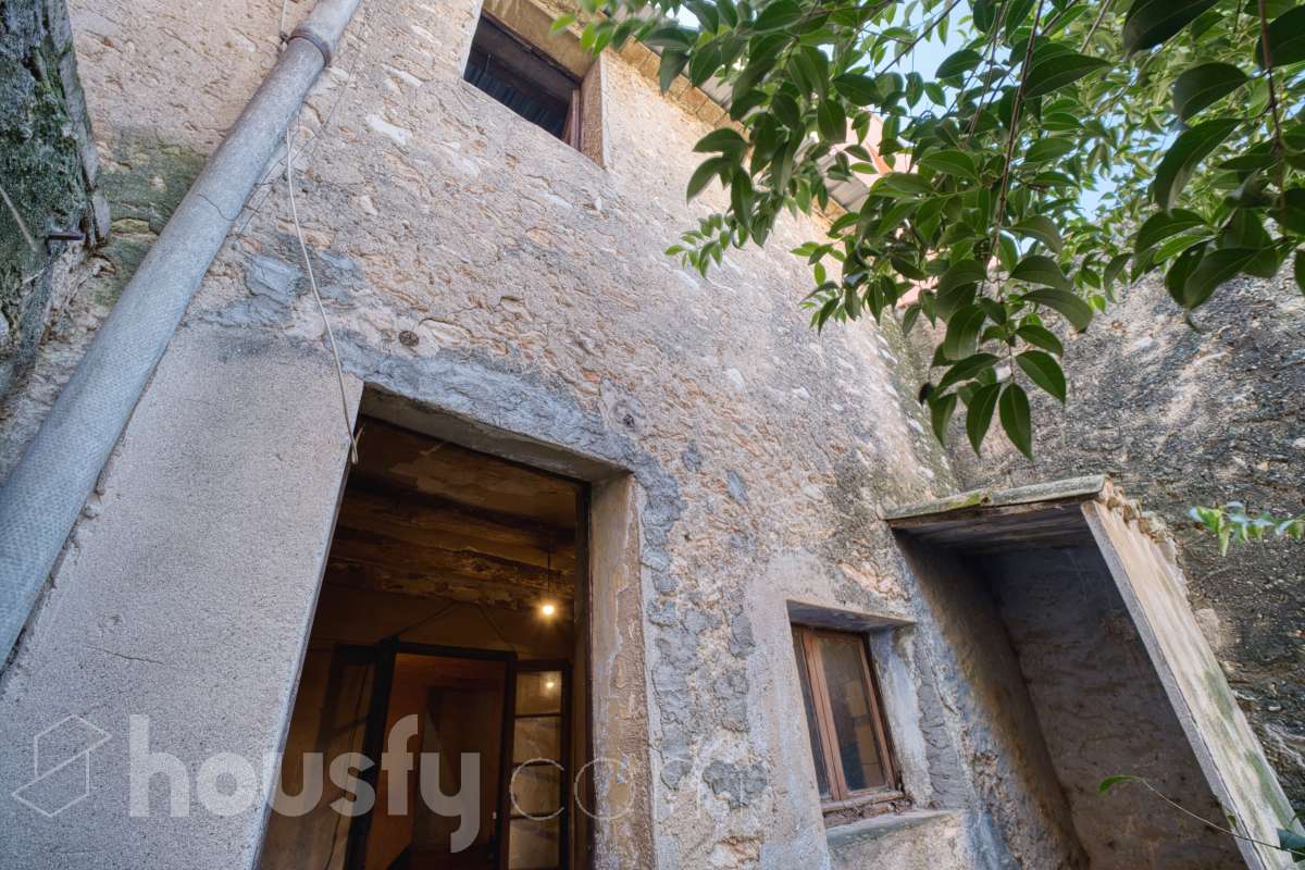 Housfy vende 🏡 amplia casa ubicada en L'Arboç, la cuál consta de 128m2 útiles (verificados con la Dirección General de Catastro). Construida en el año: 1905. Este singular inmueble, resulta ideal para quienes buscan crear un hogar a su medida o realizar una inversión estratégica. Destaca por sus amplias posibilidades de distribución tras una reforma integral, permitiendo aprovechar al máximo su estructura y ubicación. Se entrega en su estado actual, constando expresamente la ausencia de caldera, campana extractora y conexión al alcantarillado. ADVERTENCIA LEGAL: Inmueble actualmente sin Cédula de Habitabilidad. No apto para uso residencial hasta su regularización conforme a la normativa vigente. Consulte condiciones técnicas y jurídicas. Aviso para interesados: Dada su situación administrativa actual, este inmueble es ideal para compradores que proyecten una rehabilitación integral. Se informa a los potenciales compradores que deseen financiación hipotecaria que las condiciones bancarias podrían variar (habitualmente entre el 60-70% del valor) debido a la ausencia provisional de la cédula de habitabilidad. ¡No deje pasar la oportunidad de transformar este espacio en la casa de sus sueños! Aviso legal El precio de venta no incluye gastos de la compraventa como notaría, registro, impuestos, ni tampoco honorarios agencia. Esta publicación no es vinculante. Consulta siempre la nota simple con Housfy antes de formalizar la compraventa. Sobre nosotros Housfy es la plataforma integral de servicios inmobiliarios. Nuestra combinación de expertos y tecnología pone al alcance de todo el mundo servicios cómodos, claros y seguros. AICAT número: 7922. Nos encargamos de la gestión y asesoramiento de la compra. ¡Olvídate de todo! Hacemos los trámites por ti. Y, si además necesitas financiación, ponemos a tu disposición un bróker hipotecario para ayudarte a conseguir las mejores condiciones para tu perfil económico. ¿Quieres visitarla? Contacta con Housfy y agenda tu visita sin compromiso. Más información en: housfy.com En cumplimiento de la Ley 8/2026 en Cataluña, el certificado de presencia o ausencia de amianto se encuentra en proceso de tramitación.-9