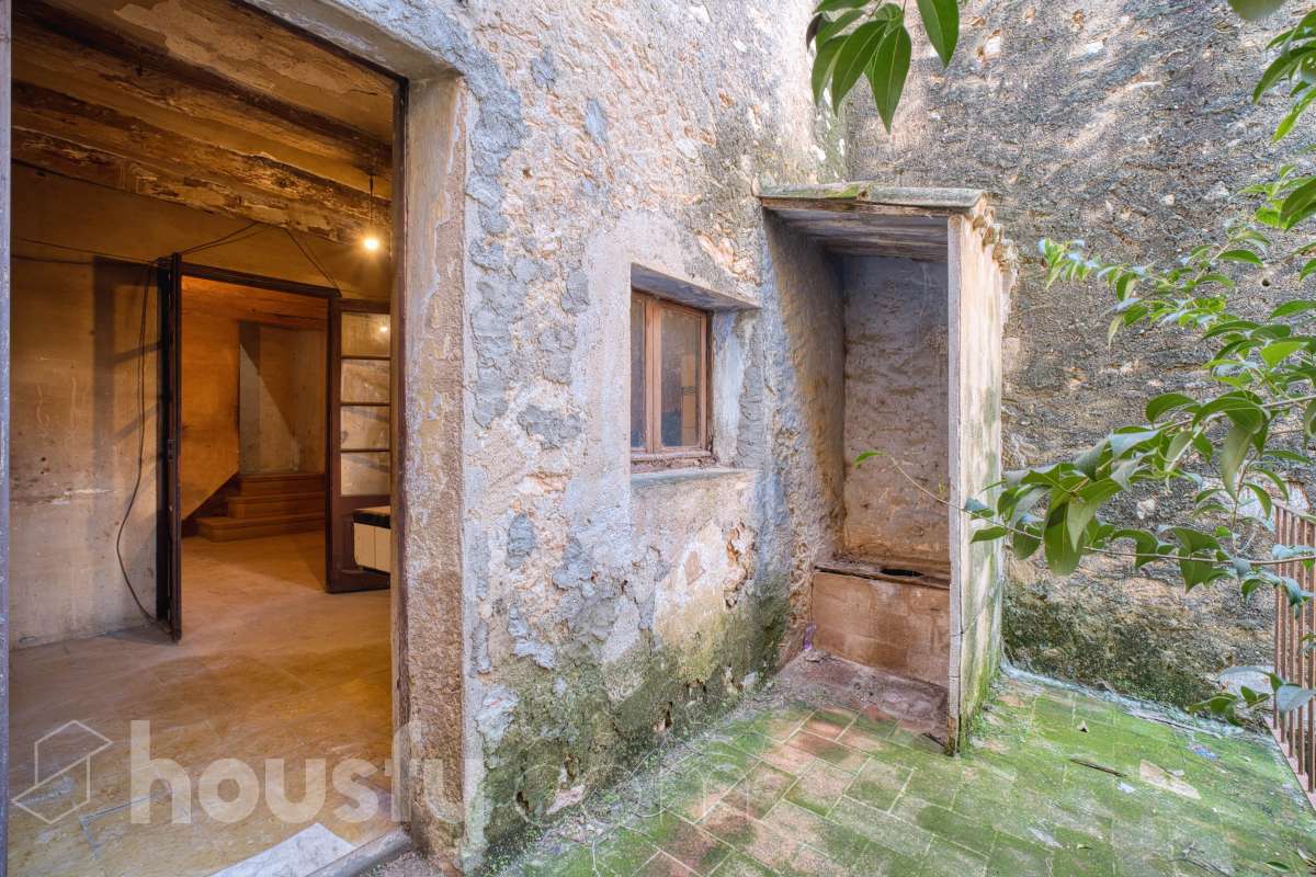 Housfy vende 🏡 amplia casa ubicada en L'Arboç, la cuál consta de 128m2 útiles (verificados con la Dirección General de Catastro). Construida en el año: 1905. Este singular inmueble, resulta ideal para quienes buscan crear un hogar a su medida o realizar una inversión estratégica. Destaca por sus amplias posibilidades de distribución tras una reforma integral, permitiendo aprovechar al máximo su estructura y ubicación. Se entrega en su estado actual, constando expresamente la ausencia de caldera, campana extractora y conexión al alcantarillado. ADVERTENCIA LEGAL: Inmueble actualmente sin Cédula de Habitabilidad. No apto para uso residencial hasta su regularización conforme a la normativa vigente. Consulte condiciones técnicas y jurídicas. Aviso para interesados: Dada su situación administrativa actual, este inmueble es ideal para compradores que proyecten una rehabilitación integral. Se informa a los potenciales compradores que deseen financiación hipotecaria que las condiciones bancarias podrían variar (habitualmente entre el 60-70% del valor) debido a la ausencia provisional de la cédula de habitabilidad. ¡No deje pasar la oportunidad de transformar este espacio en la casa de sus sueños! Aviso legal El precio de venta no incluye gastos de la compraventa como notaría, registro, impuestos, ni tampoco honorarios agencia. Esta publicación no es vinculante. Consulta siempre la nota simple con Housfy antes de formalizar la compraventa. Sobre nosotros Housfy es la plataforma integral de servicios inmobiliarios. Nuestra combinación de expertos y tecnología pone al alcance de todo el mundo servicios cómodos, claros y seguros. AICAT número: 7922. Nos encargamos de la gestión y asesoramiento de la compra. ¡Olvídate de todo! Hacemos los trámites por ti. Y, si además necesitas financiación, ponemos a tu disposición un bróker hipotecario para ayudarte a conseguir las mejores condiciones para tu perfil económico. ¿Quieres visitarla? Contacta con Housfy y agenda tu visita sin compromiso. Más información en: housfy.com En cumplimiento de la Ley 8/2026 en Cataluña, el certificado de presencia o ausencia de amianto se encuentra en proceso de tramitación.-7