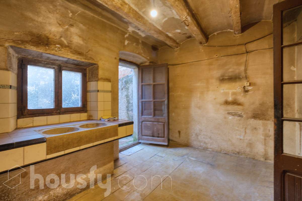 Housfy vende 🏡 amplia casa ubicada en L'Arboç, la cuál consta de 128m2 útiles (verificados con la Dirección General de Catastro). Construida en el año: 1905. Este singular inmueble, resulta ideal para quienes buscan crear un hogar a su medida o realizar una inversión estratégica. Destaca por sus amplias posibilidades de distribución tras una reforma integral, permitiendo aprovechar al máximo su estructura y ubicación. Se entrega en su estado actual, constando expresamente la ausencia de caldera, campana extractora y conexión al alcantarillado. ADVERTENCIA LEGAL: Inmueble actualmente sin Cédula de Habitabilidad. No apto para uso residencial hasta su regularización conforme a la normativa vigente. Consulte condiciones técnicas y jurídicas. Aviso para interesados: Dada su situación administrativa actual, este inmueble es ideal para compradores que proyecten una rehabilitación integral. Se informa a los potenciales compradores que deseen financiación hipotecaria que las condiciones bancarias podrían variar (habitualmente entre el 60-70% del valor) debido a la ausencia provisional de la cédula de habitabilidad. ¡No deje pasar la oportunidad de transformar este espacio en la casa de sus sueños! Aviso legal El precio de venta no incluye gastos de la compraventa como notaría, registro, impuestos, ni tampoco honorarios agencia. Esta publicación no es vinculante. Consulta siempre la nota simple con Housfy antes de formalizar la compraventa. Sobre nosotros Housfy es la plataforma integral de servicios inmobiliarios. Nuestra combinación de expertos y tecnología pone al alcance de todo el mundo servicios cómodos, claros y seguros. AICAT número: 7922. Nos encargamos de la gestión y asesoramiento de la compra. ¡Olvídate de todo! Hacemos los trámites por ti. Y, si además necesitas financiación, ponemos a tu disposición un bróker hipotecario para ayudarte a conseguir las mejores condiciones para tu perfil económico. ¿Quieres visitarla? Contacta con Housfy y agenda tu visita sin compromiso. Más información en: housfy.com En cumplimiento de la Ley 8/2026 en Cataluña, el certificado de presencia o ausencia de amianto se encuentra en proceso de tramitación.-4