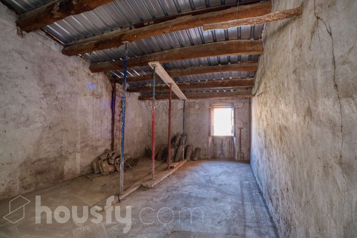 Housfy vende 🏡 amplia casa ubicada en L'Arboç, la cuál consta de 128m2 útiles (verificados con la Dirección General de Catastro). Construida en el año: 1905. Este singular inmueble, resulta ideal para quienes buscan crear un hogar a su medida o realizar una inversión estratégica. Destaca por sus amplias posibilidades de distribución tras una reforma integral, permitiendo aprovechar al máximo su estructura y ubicación. Se entrega en su estado actual, constando expresamente la ausencia de caldera, campana extractora y conexión al alcantarillado. ADVERTENCIA LEGAL: Inmueble actualmente sin Cédula de Habitabilidad. No apto para uso residencial hasta su regularización conforme a la normativa vigente. Consulte condiciones técnicas y jurídicas. Aviso para interesados: Dada su situación administrativa actual, este inmueble es ideal para compradores que proyecten una rehabilitación integral. Se informa a los potenciales compradores que deseen financiación hipotecaria que las condiciones bancarias podrían variar (habitualmente entre el 60-70% del valor) debido a la ausencia provisional de la cédula de habitabilidad. ¡No deje pasar la oportunidad de transformar este espacio en la casa de sus sueños! Aviso legal El precio de venta no incluye gastos de la compraventa como notaría, registro, impuestos, ni tampoco honorarios agencia. Esta publicación no es vinculante. Consulta siempre la nota simple con Housfy antes de formalizar la compraventa. Sobre nosotros Housfy es la plataforma integral de servicios inmobiliarios. Nuestra combinación de expertos y tecnología pone al alcance de todo el mundo servicios cómodos, claros y seguros. AICAT número: 7922. Nos encargamos de la gestión y asesoramiento de la compra. ¡Olvídate de todo! Hacemos los trámites por ti. Y, si además necesitas financiación, ponemos a tu disposición un bróker hipotecario para ayudarte a conseguir las mejores condiciones para tu perfil económico. ¿Quieres visitarla? Contacta con Housfy y agenda tu visita sin compromiso. Más información en: housfy.com En cumplimiento de la Ley 8/2026 en Cataluña, el certificado de presencia o ausencia de amianto se encuentra en proceso de tramitación.-17