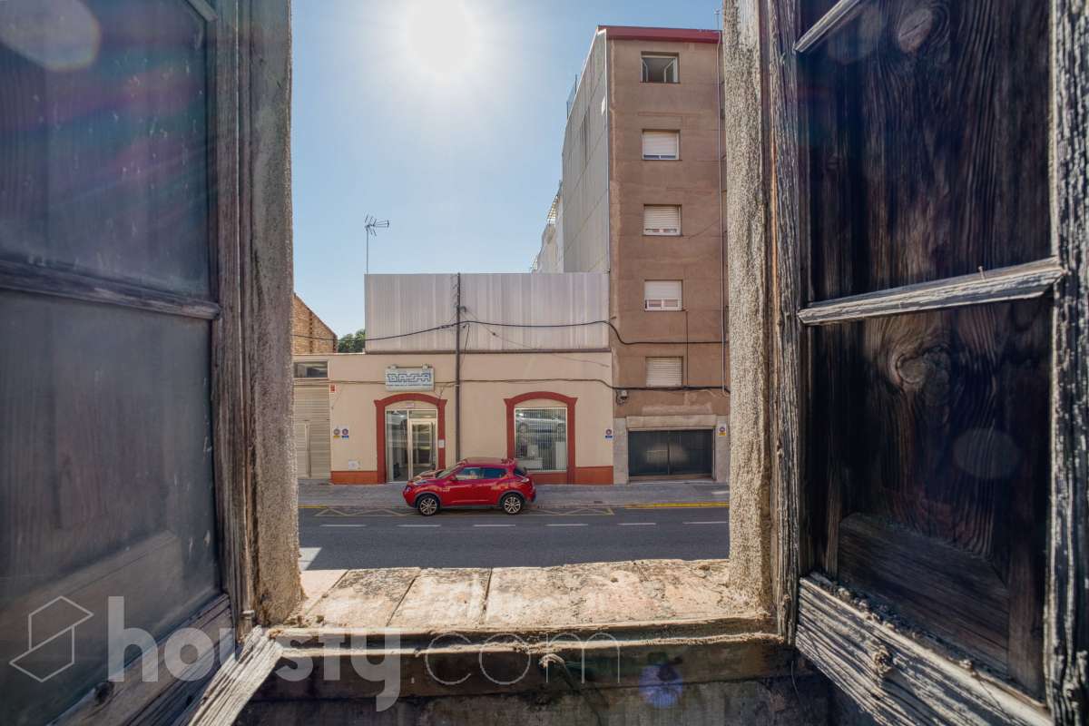 Housfy vende 🏡 amplia casa ubicada en L'Arboç, la cuál consta de 128m2 útiles (verificados con la Dirección General de Catastro). Construida en el año: 1905. Este singular inmueble, resulta ideal para quienes buscan crear un hogar a su medida o realizar una inversión estratégica. Destaca por sus amplias posibilidades de distribución tras una reforma integral, permitiendo aprovechar al máximo su estructura y ubicación. Se entrega en su estado actual, constando expresamente la ausencia de caldera, campana extractora y conexión al alcantarillado. ADVERTENCIA LEGAL: Inmueble actualmente sin Cédula de Habitabilidad. No apto para uso residencial hasta su regularización conforme a la normativa vigente. Consulte condiciones técnicas y jurídicas. Aviso para interesados: Dada su situación administrativa actual, este inmueble es ideal para compradores que proyecten una rehabilitación integral. Se informa a los potenciales compradores que deseen financiación hipotecaria que las condiciones bancarias podrían variar (habitualmente entre el 60-70% del valor) debido a la ausencia provisional de la cédula de habitabilidad. ¡No deje pasar la oportunidad de transformar este espacio en la casa de sus sueños! Aviso legal El precio de venta no incluye gastos de la compraventa como notaría, registro, impuestos, ni tampoco honorarios agencia. Esta publicación no es vinculante. Consulta siempre la nota simple con Housfy antes de formalizar la compraventa. Sobre nosotros Housfy es la plataforma integral de servicios inmobiliarios. Nuestra combinación de expertos y tecnología pone al alcance de todo el mundo servicios cómodos, claros y seguros. AICAT número: 7922. Nos encargamos de la gestión y asesoramiento de la compra. ¡Olvídate de todo! Hacemos los trámites por ti. Y, si además necesitas financiación, ponemos a tu disposición un bróker hipotecario para ayudarte a conseguir las mejores condiciones para tu perfil económico. ¿Quieres visitarla? Contacta con Housfy y agenda tu visita sin compromiso. Más información en: housfy.com En cumplimiento de la Ley 8/2026 en Cataluña, el certificado de presencia o ausencia de amianto se encuentra en proceso de tramitación.-19