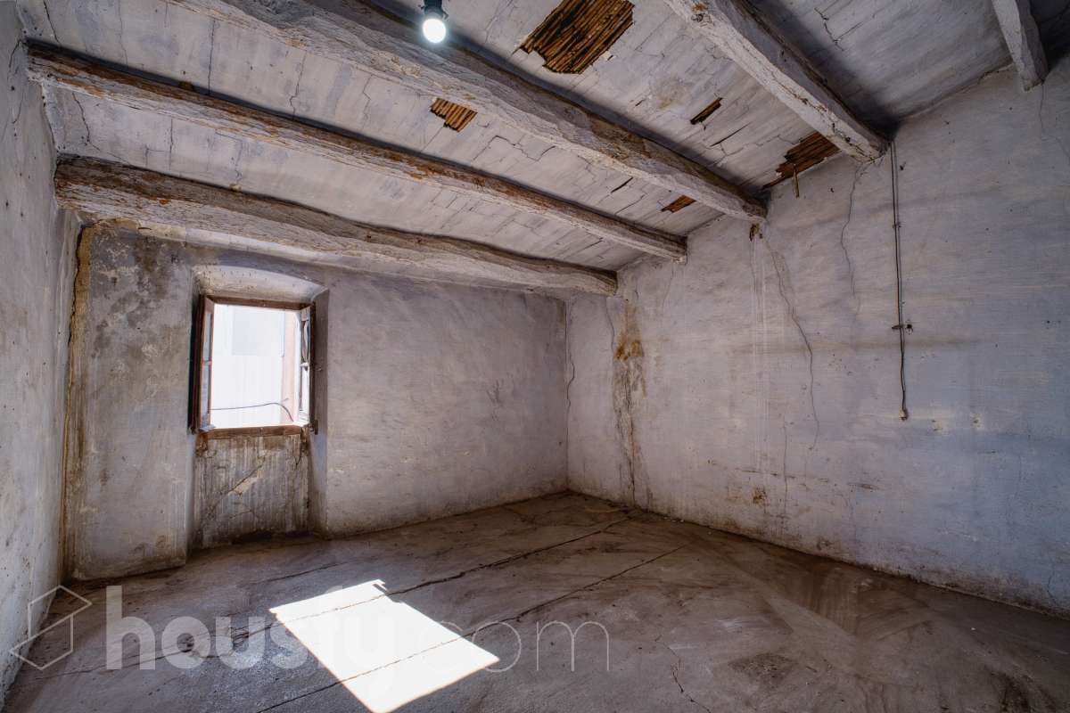 Housfy vende 🏡 amplia casa ubicada en L'Arboç, la cuál consta de 128m2 útiles (verificados con la Dirección General de Catastro). Construida en el año: 1905. Este singular inmueble, resulta ideal para quienes buscan crear un hogar a su medida o realizar una inversión estratégica. Destaca por sus amplias posibilidades de distribución tras una reforma integral, permitiendo aprovechar al máximo su estructura y ubicación. Se entrega en su estado actual, constando expresamente la ausencia de caldera, campana extractora y conexión al alcantarillado. ADVERTENCIA LEGAL: Inmueble actualmente sin Cédula de Habitabilidad. No apto para uso residencial hasta su regularización conforme a la normativa vigente. Consulte condiciones técnicas y jurídicas. Aviso para interesados: Dada su situación administrativa actual, este inmueble es ideal para compradores que proyecten una rehabilitación integral. Se informa a los potenciales compradores que deseen financiación hipotecaria que las condiciones bancarias podrían variar (habitualmente entre el 60-70% del valor) debido a la ausencia provisional de la cédula de habitabilidad. ¡No deje pasar la oportunidad de transformar este espacio en la casa de sus sueños! Aviso legal El precio de venta no incluye gastos de la compraventa como notaría, registro, impuestos, ni tampoco honorarios agencia. Esta publicación no es vinculante. Consulta siempre la nota simple con Housfy antes de formalizar la compraventa. Sobre nosotros Housfy es la plataforma integral de servicios inmobiliarios. Nuestra combinación de expertos y tecnología pone al alcance de todo el mundo servicios cómodos, claros y seguros. AICAT número: 7922. Nos encargamos de la gestión y asesoramiento de la compra. ¡Olvídate de todo! Hacemos los trámites por ti. Y, si además necesitas financiación, ponemos a tu disposición un bróker hipotecario para ayudarte a conseguir las mejores condiciones para tu perfil económico. ¿Quieres visitarla? Contacta con Housfy y agenda tu visita sin compromiso. Más información en: housfy.com En cumplimiento de la Ley 8/2026 en Cataluña, el certificado de presencia o ausencia de amianto se encuentra en proceso de tramitación.-8