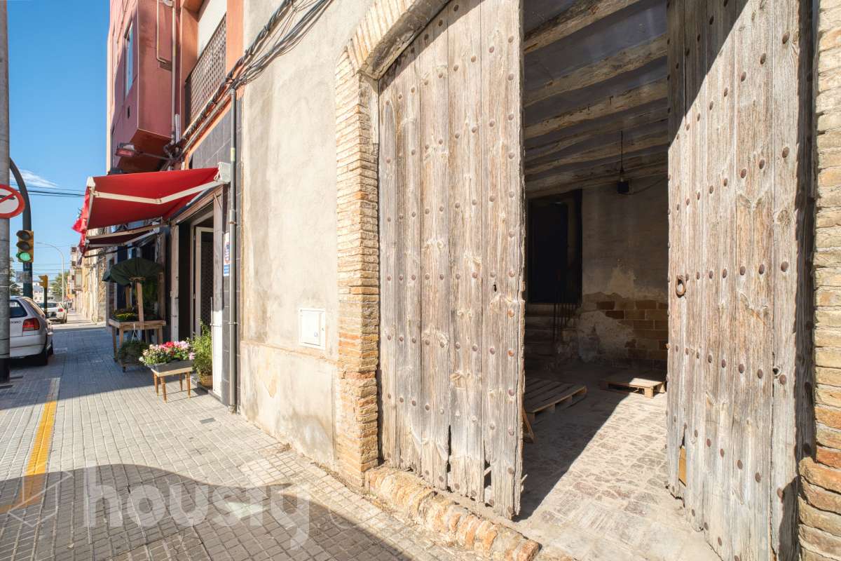 Housfy vende 🏡 amplia casa ubicada en L'Arboç, la cuál consta de 128m2 útiles (verificados con la Dirección General de Catastro). Construida en el año: 1905. Este singular inmueble, resulta ideal para quienes buscan crear un hogar a su medida o realizar una inversión estratégica. Destaca por sus amplias posibilidades de distribución tras una reforma integral, permitiendo aprovechar al máximo su estructura y ubicación. Se entrega en su estado actual, constando expresamente la ausencia de caldera, campana extractora y conexión al alcantarillado. ADVERTENCIA LEGAL: Inmueble actualmente sin Cédula de Habitabilidad. No apto para uso residencial hasta su regularización conforme a la normativa vigente. Consulte condiciones técnicas y jurídicas. Aviso para interesados: Dada su situación administrativa actual, este inmueble es ideal para compradores que proyecten una rehabilitación integral. Se informa a los potenciales compradores que deseen financiación hipotecaria que las condiciones bancarias podrían variar (habitualmente entre el 60-70% del valor) debido a la ausencia provisional de la cédula de habitabilidad. ¡No deje pasar la oportunidad de transformar este espacio en la casa de sus sueños! Aviso legal El precio de venta no incluye gastos de la compraventa como notaría, registro, impuestos, ni tampoco honorarios agencia. Esta publicación no es vinculante. Consulta siempre la nota simple con Housfy antes de formalizar la compraventa. Sobre nosotros Housfy es la plataforma integral de servicios inmobiliarios. Nuestra combinación de expertos y tecnología pone al alcance de todo el mundo servicios cómodos, claros y seguros. AICAT número: 7922. Nos encargamos de la gestión y asesoramiento de la compra. ¡Olvídate de todo! Hacemos los trámites por ti. Y, si además necesitas financiación, ponemos a tu disposición un bróker hipotecario para ayudarte a conseguir las mejores condiciones para tu perfil económico. ¿Quieres visitarla? Contacta con Housfy y agenda tu visita sin compromiso. Más información en: housfy.com En cumplimiento de la Ley 8/2026 en Cataluña, el certificado de presencia o ausencia de amianto se encuentra en proceso de tramitación.-21