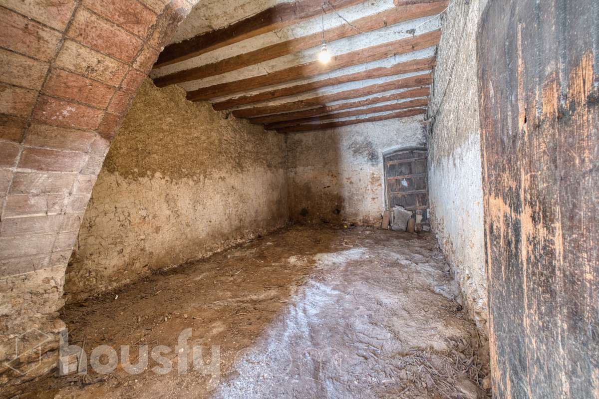 Housfy vende 🏡 amplia casa ubicada en L'Arboç, la cuál consta de 128m2 útiles (verificados con la Dirección General de Catastro). Construida en el año: 1905. Este singular inmueble, resulta ideal para quienes buscan crear un hogar a su medida o realizar una inversión estratégica. Destaca por sus amplias posibilidades de distribución tras una reforma integral, permitiendo aprovechar al máximo su estructura y ubicación. Se entrega en su estado actual, constando expresamente la ausencia de caldera, campana extractora y conexión al alcantarillado. ADVERTENCIA LEGAL: Inmueble actualmente sin Cédula de Habitabilidad. No apto para uso residencial hasta su regularización conforme a la normativa vigente. Consulte condiciones técnicas y jurídicas. Aviso para interesados: Dada su situación administrativa actual, este inmueble es ideal para compradores que proyecten una rehabilitación integral. Se informa a los potenciales compradores que deseen financiación hipotecaria que las condiciones bancarias podrían variar (habitualmente entre el 60-70% del valor) debido a la ausencia provisional de la cédula de habitabilidad. ¡No deje pasar la oportunidad de transformar este espacio en la casa de sus sueños! Aviso legal El precio de venta no incluye gastos de la compraventa como notaría, registro, impuestos, ni tampoco honorarios agencia. Esta publicación no es vinculante. Consulta siempre la nota simple con Housfy antes de formalizar la compraventa. Sobre nosotros Housfy es la plataforma integral de servicios inmobiliarios. Nuestra combinación de expertos y tecnología pone al alcance de todo el mundo servicios cómodos, claros y seguros. AICAT número: 7922. Nos encargamos de la gestión y asesoramiento de la compra. ¡Olvídate de todo! Hacemos los trámites por ti. Y, si además necesitas financiación, ponemos a tu disposición un bróker hipotecario para ayudarte a conseguir las mejores condiciones para tu perfil económico. ¿Quieres visitarla? Contacta con Housfy y agenda tu visita sin compromiso. Más información en: housfy.com En cumplimiento de la Ley 8/2026 en Cataluña, el certificado de presencia o ausencia de amianto se encuentra en proceso de tramitación.-13