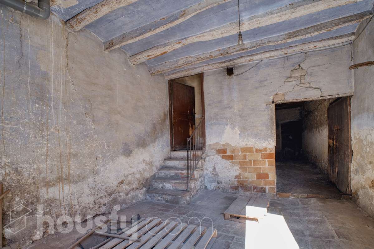 Housfy vende 🏡 amplia casa ubicada en L'Arboç, la cuál consta de 128m2 útiles (verificados con la Dirección General de Catastro). Construida en el año: 1905. Este singular inmueble, resulta ideal para quienes buscan crear un hogar a su medida o realizar una inversión estratégica. Destaca por sus amplias posibilidades de distribución tras una reforma integral, permitiendo aprovechar al máximo su estructura y ubicación. Se entrega en su estado actual, constando expresamente la ausencia de caldera, campana extractora y conexión al alcantarillado. ADVERTENCIA LEGAL: Inmueble actualmente sin Cédula de Habitabilidad. No apto para uso residencial hasta su regularización conforme a la normativa vigente. Consulte condiciones técnicas y jurídicas. Aviso para interesados: Dada su situación administrativa actual, este inmueble es ideal para compradores que proyecten una rehabilitación integral. Se informa a los potenciales compradores que deseen financiación hipotecaria que las condiciones bancarias podrían variar (habitualmente entre el 60-70% del valor) debido a la ausencia provisional de la cédula de habitabilidad. ¡No deje pasar la oportunidad de transformar este espacio en la casa de sus sueños! Aviso legal El precio de venta no incluye gastos de la compraventa como notaría, registro, impuestos, ni tampoco honorarios agencia. Esta publicación no es vinculante. Consulta siempre la nota simple con Housfy antes de formalizar la compraventa. Sobre nosotros Housfy es la plataforma integral de servicios inmobiliarios. Nuestra combinación de expertos y tecnología pone al alcance de todo el mundo servicios cómodos, claros y seguros. AICAT número: 7922. Nos encargamos de la gestión y asesoramiento de la compra. ¡Olvídate de todo! Hacemos los trámites por ti. Y, si además necesitas financiación, ponemos a tu disposición un bróker hipotecario para ayudarte a conseguir las mejores condiciones para tu perfil económico. ¿Quieres visitarla? Contacta con Housfy y agenda tu visita sin compromiso. Más información en: housfy.com En cumplimiento de la Ley 8/2026 en Cataluña, el certificado de presencia o ausencia de amianto se encuentra en proceso de tramitación.-12