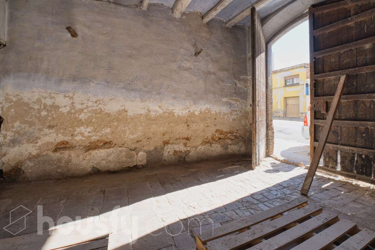 Housfy vende 🏡 amplia casa ubicada en L'Arboç, la cuál consta de 128m2 útiles (verificados con la Dirección General de Catastro). Construida en el año: 1905. Este singular inmueble, resulta ideal para quienes buscan crear un hogar a su medida o realizar una inversión estratégica. Destaca por sus amplias posibilidades de distribución tras una reforma integral, permitiendo aprovechar al máximo su estructura y ubicación. Se entrega en su estado actual, constando expresamente la ausencia de caldera, campana extractora y conexión al alcantarillado. ADVERTENCIA LEGAL: Inmueble actualmente sin Cédula de Habitabilidad. No apto para uso residencial hasta su regularización conforme a la normativa vigente. Consulte condiciones técnicas y jurídicas. Aviso para interesados: Dada su situación administrativa actual, este inmueble es ideal para compradores que proyecten una rehabilitación integral. Se informa a los potenciales compradores que deseen financiación hipotecaria que las condiciones bancarias podrían variar (habitualmente entre el 60-70% del valor) debido a la ausencia provisional de la cédula de habitabilidad. ¡No deje pasar la oportunidad de transformar este espacio en la casa de sus sueños! Aviso legal El precio de venta no incluye gastos de la compraventa como notaría, registro, impuestos, ni tampoco honorarios agencia. Esta publicación no es vinculante. Consulta siempre la nota simple con Housfy antes de formalizar la compraventa. Sobre nosotros Housfy es la plataforma integral de servicios inmobiliarios. Nuestra combinación de expertos y tecnología pone al alcance de todo el mundo servicios cómodos, claros y seguros. AICAT número: 7922. Nos encargamos de la gestión y asesoramiento de la compra. ¡Olvídate de todo! Hacemos los trámites por ti. Y, si además necesitas financiación, ponemos a tu disposición un bróker hipotecario para ayudarte a conseguir las mejores condiciones para tu perfil económico. ¿Quieres visitarla? Contacta con Housfy y agenda tu visita sin compromiso. Más información en: housfy.com En cumplimiento de la Ley 8/2026 en Cataluña, el certificado de presencia o ausencia de amianto se encuentra en proceso de tramitación.-11