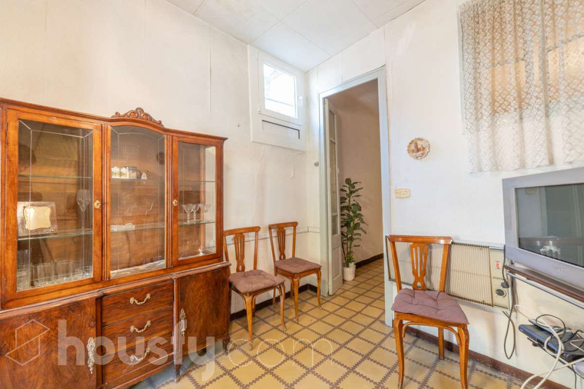 Housfy vende 🏡 amplia casa ubicada en Vilafranca del Penedès. Vive la comodidad de tenerlo todo a un paso. Te presentamos esta acogedora casa situada en un entorno inmejorable, en pleno centro de la villa con terraza para disfrutar de momentos al aire libre . Vivienda distribuida en 3 plantas . Planta baja con local-almacén con un espacio polivalente, planta primera con ssalón-comedor y 1 baño y planta segunda con 4 habitaciones y 1 trastero. La vivienda dispone de 173m2 útiles (verificados con la Dirección General de Catastro). Construida en el año: 1850 y reformada para entrar a vivir. Distribución de estancias -Salón-comedor -4 Dormitorios -1 Baño , 1 servicio -Cocina equipada Características específicas -Cédula de habitabilidad -Trastero -Terraza Zona y entorno Respecto a la ubicación, se sitúa en Vilafranca del Penedès, municipio de Barcelona. Esta propiedad se encuentra cerca de transporte público, colegios, supermercados y farmacias. Aviso legal El precio de venta no incluye gastos de la compraventa como notaría, registro, impuestos, ni tampoco honorarios agencia. Esta publicación no es vinculante. Consulta siempre la nota simple con Housfy antes de formalizar la compraventa. Sobre nosotros Housfy es la plataforma integral de servicios inmobiliarios. Nuestra combinación de expertos y tecnología pone al alcance de todo el mundo servicios cómodos, claros y seguros. AICAT número: 7922. Nos encargamos de la gestión y asesoramiento de la compra. ¡Olvídate de todo! Hacemos los trámites por ti. Y, si además necesitas financiación, ponemos a tu disposición un bróker hipotecario para ayudarte a conseguir las mejores condiciones para tu perfil económico. ¿Quieres visitarla? Contacta con Housfy y agenda tu visita sin compromiso. Más información en: housfy.com En cumplimiento de la Ley 8/2026 en Cataluña, el certificado de presencia o ausencia de amianto se encuentra en proceso de tramitación.-7
