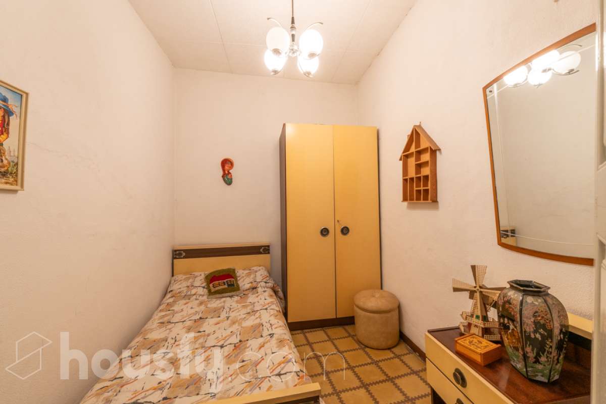 Housfy vende 🏡 amplia casa ubicada en Vilafranca del Penedès. Vive la comodidad de tenerlo todo a un paso. Te presentamos esta acogedora casa situada en un entorno inmejorable, en pleno centro de la villa con terraza para disfrutar de momentos al aire libre . Vivienda distribuida en 3 plantas . Planta baja con local-almacén con un espacio polivalente, planta primera con ssalón-comedor y 1 baño y planta segunda con 4 habitaciones y 1 trastero. La vivienda dispone de 173m2 útiles (verificados con la Dirección General de Catastro). Construida en el año: 1850 y reformada para entrar a vivir. Distribución de estancias -Salón-comedor -4 Dormitorios -1 Baño , 1 servicio -Cocina equipada Características específicas -Cédula de habitabilidad -Trastero -Terraza Zona y entorno Respecto a la ubicación, se sitúa en Vilafranca del Penedès, municipio de Barcelona. Esta propiedad se encuentra cerca de transporte público, colegios, supermercados y farmacias. Aviso legal El precio de venta no incluye gastos de la compraventa como notaría, registro, impuestos, ni tampoco honorarios agencia. Esta publicación no es vinculante. Consulta siempre la nota simple con Housfy antes de formalizar la compraventa. Sobre nosotros Housfy es la plataforma integral de servicios inmobiliarios. Nuestra combinación de expertos y tecnología pone al alcance de todo el mundo servicios cómodos, claros y seguros. AICAT número: 7922. Nos encargamos de la gestión y asesoramiento de la compra. ¡Olvídate de todo! Hacemos los trámites por ti. Y, si además necesitas financiación, ponemos a tu disposición un bróker hipotecario para ayudarte a conseguir las mejores condiciones para tu perfil económico. ¿Quieres visitarla? Contacta con Housfy y agenda tu visita sin compromiso. Más información en: housfy.com En cumplimiento de la Ley 8/2026 en Cataluña, el certificado de presencia o ausencia de amianto se encuentra en proceso de tramitación.-10