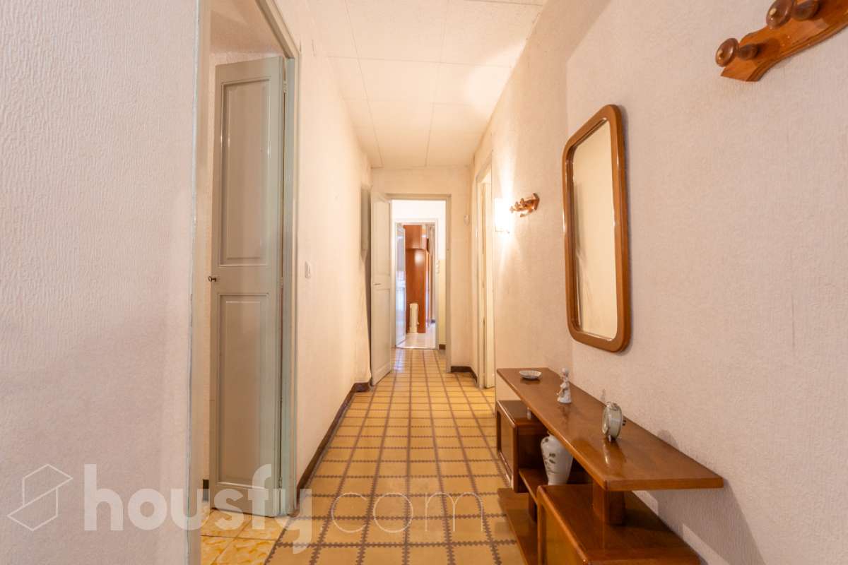 Housfy vende 🏡 amplia casa ubicada en Vilafranca del Penedès. Vive la comodidad de tenerlo todo a un paso. Te presentamos esta acogedora casa situada en un entorno inmejorable, en pleno centro de la villa con terraza para disfrutar de momentos al aire libre . Vivienda distribuida en 3 plantas . Planta baja con local-almacén con un espacio polivalente, planta primera con ssalón-comedor y 1 baño y planta segunda con 4 habitaciones y 1 trastero. La vivienda dispone de 173m2 útiles (verificados con la Dirección General de Catastro). Construida en el año: 1850 y reformada para entrar a vivir. Distribución de estancias -Salón-comedor -4 Dormitorios -1 Baño , 1 servicio -Cocina equipada Características específicas -Cédula de habitabilidad -Trastero -Terraza Zona y entorno Respecto a la ubicación, se sitúa en Vilafranca del Penedès, municipio de Barcelona. Esta propiedad se encuentra cerca de transporte público, colegios, supermercados y farmacias. Aviso legal El precio de venta no incluye gastos de la compraventa como notaría, registro, impuestos, ni tampoco honorarios agencia. Esta publicación no es vinculante. Consulta siempre la nota simple con Housfy antes de formalizar la compraventa. Sobre nosotros Housfy es la plataforma integral de servicios inmobiliarios. Nuestra combinación de expertos y tecnología pone al alcance de todo el mundo servicios cómodos, claros y seguros. AICAT número: 7922. Nos encargamos de la gestión y asesoramiento de la compra. ¡Olvídate de todo! Hacemos los trámites por ti. Y, si además necesitas financiación, ponemos a tu disposición un bróker hipotecario para ayudarte a conseguir las mejores condiciones para tu perfil económico. ¿Quieres visitarla? Contacta con Housfy y agenda tu visita sin compromiso. Más información en: housfy.com En cumplimiento de la Ley 8/2026 en Cataluña, el certificado de presencia o ausencia de amianto se encuentra en proceso de tramitación.-36