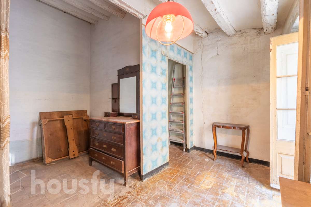 Housfy vende 🏡 amplia casa ubicada en Vilafranca del Penedès. Vive la comodidad de tenerlo todo a un paso. Te presentamos esta acogedora casa situada en un entorno inmejorable, en pleno centro de la villa con terraza para disfrutar de momentos al aire libre . Vivienda distribuida en 3 plantas . Planta baja con local-almacén con un espacio polivalente, planta primera con ssalón-comedor y 1 baño y planta segunda con 4 habitaciones y 1 trastero. La vivienda dispone de 173m2 útiles (verificados con la Dirección General de Catastro). Construida en el año: 1850 y reformada para entrar a vivir. Distribución de estancias -Salón-comedor -4 Dormitorios -1 Baño , 1 servicio -Cocina equipada Características específicas -Cédula de habitabilidad -Trastero -Terraza Zona y entorno Respecto a la ubicación, se sitúa en Vilafranca del Penedès, municipio de Barcelona. Esta propiedad se encuentra cerca de transporte público, colegios, supermercados y farmacias. Aviso legal El precio de venta no incluye gastos de la compraventa como notaría, registro, impuestos, ni tampoco honorarios agencia. Esta publicación no es vinculante. Consulta siempre la nota simple con Housfy antes de formalizar la compraventa. Sobre nosotros Housfy es la plataforma integral de servicios inmobiliarios. Nuestra combinación de expertos y tecnología pone al alcance de todo el mundo servicios cómodos, claros y seguros. AICAT número: 7922. Nos encargamos de la gestión y asesoramiento de la compra. ¡Olvídate de todo! Hacemos los trámites por ti. Y, si además necesitas financiación, ponemos a tu disposición un bróker hipotecario para ayudarte a conseguir las mejores condiciones para tu perfil económico. ¿Quieres visitarla? Contacta con Housfy y agenda tu visita sin compromiso. Más información en: housfy.com En cumplimiento de la Ley 8/2026 en Cataluña, el certificado de presencia o ausencia de amianto se encuentra en proceso de tramitación.-15