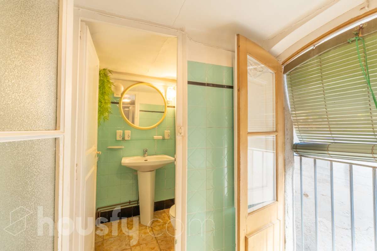 Housfy vende 🏡 amplia casa ubicada en Vilafranca del Penedès. Vive la comodidad de tenerlo todo a un paso. Te presentamos esta acogedora casa situada en un entorno inmejorable, en pleno centro de la villa con terraza para disfrutar de momentos al aire libre . Vivienda distribuida en 3 plantas . Planta baja con local-almacén con un espacio polivalente, planta primera con ssalón-comedor y 1 baño y planta segunda con 4 habitaciones y 1 trastero. La vivienda dispone de 173m2 útiles (verificados con la Dirección General de Catastro). Construida en el año: 1850 y reformada para entrar a vivir. Distribución de estancias -Salón-comedor -4 Dormitorios -1 Baño , 1 servicio -Cocina equipada Características específicas -Cédula de habitabilidad -Trastero -Terraza Zona y entorno Respecto a la ubicación, se sitúa en Vilafranca del Penedès, municipio de Barcelona. Esta propiedad se encuentra cerca de transporte público, colegios, supermercados y farmacias. Aviso legal El precio de venta no incluye gastos de la compraventa como notaría, registro, impuestos, ni tampoco honorarios agencia. Esta publicación no es vinculante. Consulta siempre la nota simple con Housfy antes de formalizar la compraventa. Sobre nosotros Housfy es la plataforma integral de servicios inmobiliarios. Nuestra combinación de expertos y tecnología pone al alcance de todo el mundo servicios cómodos, claros y seguros. AICAT número: 7922. Nos encargamos de la gestión y asesoramiento de la compra. ¡Olvídate de todo! Hacemos los trámites por ti. Y, si además necesitas financiación, ponemos a tu disposición un bróker hipotecario para ayudarte a conseguir las mejores condiciones para tu perfil económico. ¿Quieres visitarla? Contacta con Housfy y agenda tu visita sin compromiso. Más información en: housfy.com En cumplimiento de la Ley 8/2026 en Cataluña, el certificado de presencia o ausencia de amianto se encuentra en proceso de tramitación.-24