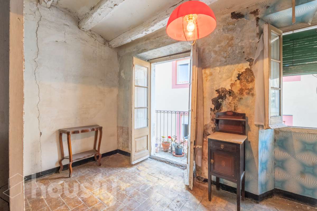 Housfy vende 🏡 amplia casa ubicada en Vilafranca del Penedès. Vive la comodidad de tenerlo todo a un paso. Te presentamos esta acogedora casa situada en un entorno inmejorable, en pleno centro de la villa con terraza para disfrutar de momentos al aire libre . Vivienda distribuida en 3 plantas . Planta baja con local-almacén con un espacio polivalente, planta primera con ssalón-comedor y 1 baño y planta segunda con 4 habitaciones y 1 trastero. La vivienda dispone de 173m2 útiles (verificados con la Dirección General de Catastro). Construida en el año: 1850 y reformada para entrar a vivir. Distribución de estancias -Salón-comedor -4 Dormitorios -1 Baño , 1 servicio -Cocina equipada Características específicas -Cédula de habitabilidad -Trastero -Terraza Zona y entorno Respecto a la ubicación, se sitúa en Vilafranca del Penedès, municipio de Barcelona. Esta propiedad se encuentra cerca de transporte público, colegios, supermercados y farmacias. Aviso legal El precio de venta no incluye gastos de la compraventa como notaría, registro, impuestos, ni tampoco honorarios agencia. Esta publicación no es vinculante. Consulta siempre la nota simple con Housfy antes de formalizar la compraventa. Sobre nosotros Housfy es la plataforma integral de servicios inmobiliarios. Nuestra combinación de expertos y tecnología pone al alcance de todo el mundo servicios cómodos, claros y seguros. AICAT número: 7922. Nos encargamos de la gestión y asesoramiento de la compra. ¡Olvídate de todo! Hacemos los trámites por ti. Y, si además necesitas financiación, ponemos a tu disposición un bróker hipotecario para ayudarte a conseguir las mejores condiciones para tu perfil económico. ¿Quieres visitarla? Contacta con Housfy y agenda tu visita sin compromiso. Más información en: housfy.com En cumplimiento de la Ley 8/2026 en Cataluña, el certificado de presencia o ausencia de amianto se encuentra en proceso de tramitación.-14