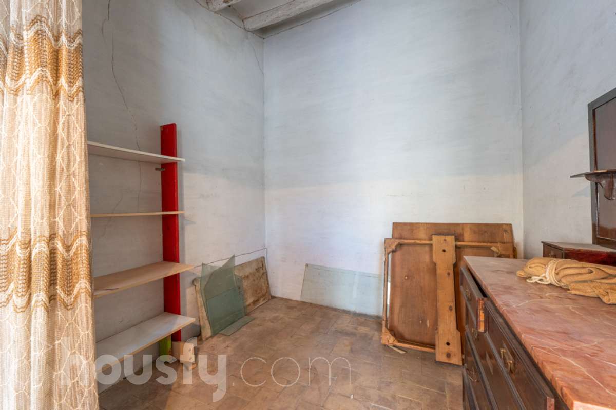 Housfy vende 🏡 amplia casa ubicada en Vilafranca del Penedès. Vive la comodidad de tenerlo todo a un paso. Te presentamos esta acogedora casa situada en un entorno inmejorable, en pleno centro de la villa con terraza para disfrutar de momentos al aire libre . Vivienda distribuida en 3 plantas . Planta baja con local-almacén con un espacio polivalente, planta primera con ssalón-comedor y 1 baño y planta segunda con 4 habitaciones y 1 trastero. La vivienda dispone de 173m2 útiles (verificados con la Dirección General de Catastro). Construida en el año: 1850 y reformada para entrar a vivir. Distribución de estancias -Salón-comedor -4 Dormitorios -1 Baño , 1 servicio -Cocina equipada Características específicas -Cédula de habitabilidad -Trastero -Terraza Zona y entorno Respecto a la ubicación, se sitúa en Vilafranca del Penedès, municipio de Barcelona. Esta propiedad se encuentra cerca de transporte público, colegios, supermercados y farmacias. Aviso legal El precio de venta no incluye gastos de la compraventa como notaría, registro, impuestos, ni tampoco honorarios agencia. Esta publicación no es vinculante. Consulta siempre la nota simple con Housfy antes de formalizar la compraventa. Sobre nosotros Housfy es la plataforma integral de servicios inmobiliarios. Nuestra combinación de expertos y tecnología pone al alcance de todo el mundo servicios cómodos, claros y seguros. AICAT número: 7922. Nos encargamos de la gestión y asesoramiento de la compra. ¡Olvídate de todo! Hacemos los trámites por ti. Y, si además necesitas financiación, ponemos a tu disposición un bróker hipotecario para ayudarte a conseguir las mejores condiciones para tu perfil económico. ¿Quieres visitarla? Contacta con Housfy y agenda tu visita sin compromiso. Más información en: housfy.com En cumplimiento de la Ley 8/2026 en Cataluña, el certificado de presencia o ausencia de amianto se encuentra en proceso de tramitación.-13