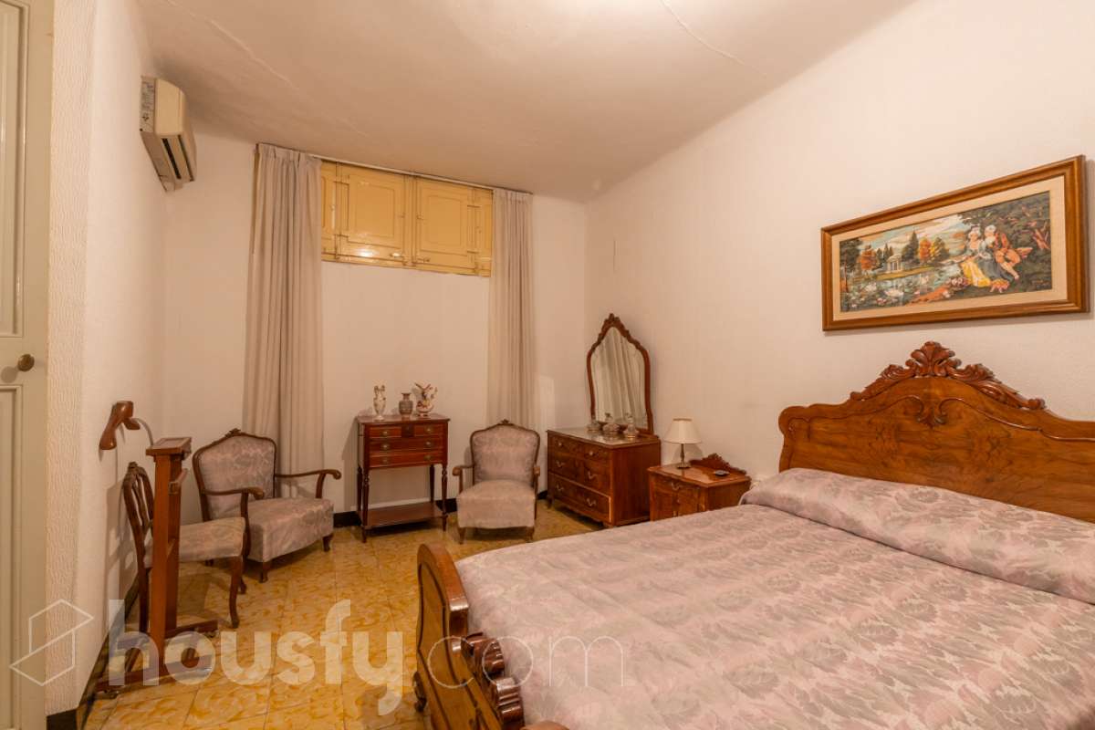 Housfy vende 🏡 amplia casa ubicada en Vilafranca del Penedès. Vive la comodidad de tenerlo todo a un paso. Te presentamos esta acogedora casa situada en un entorno inmejorable, en pleno centro de la villa con terraza para disfrutar de momentos al aire libre . Vivienda distribuida en 3 plantas . Planta baja con local-almacén con un espacio polivalente, planta primera con ssalón-comedor y 1 baño y planta segunda con 4 habitaciones y 1 trastero. La vivienda dispone de 173m2 útiles (verificados con la Dirección General de Catastro). Construida en el año: 1850 y reformada para entrar a vivir. Distribución de estancias -Salón-comedor -4 Dormitorios -1 Baño , 1 servicio -Cocina equipada Características específicas -Cédula de habitabilidad -Trastero -Terraza Zona y entorno Respecto a la ubicación, se sitúa en Vilafranca del Penedès, municipio de Barcelona. Esta propiedad se encuentra cerca de transporte público, colegios, supermercados y farmacias. Aviso legal El precio de venta no incluye gastos de la compraventa como notaría, registro, impuestos, ni tampoco honorarios agencia. Esta publicación no es vinculante. Consulta siempre la nota simple con Housfy antes de formalizar la compraventa. Sobre nosotros Housfy es la plataforma integral de servicios inmobiliarios. Nuestra combinación de expertos y tecnología pone al alcance de todo el mundo servicios cómodos, claros y seguros. AICAT número: 7922. Nos encargamos de la gestión y asesoramiento de la compra. ¡Olvídate de todo! Hacemos los trámites por ti. Y, si además necesitas financiación, ponemos a tu disposición un bróker hipotecario para ayudarte a conseguir las mejores condiciones para tu perfil económico. ¿Quieres visitarla? Contacta con Housfy y agenda tu visita sin compromiso. Más información en: housfy.com En cumplimiento de la Ley 8/2026 en Cataluña, el certificado de presencia o ausencia de amianto se encuentra en proceso de tramitación.-2