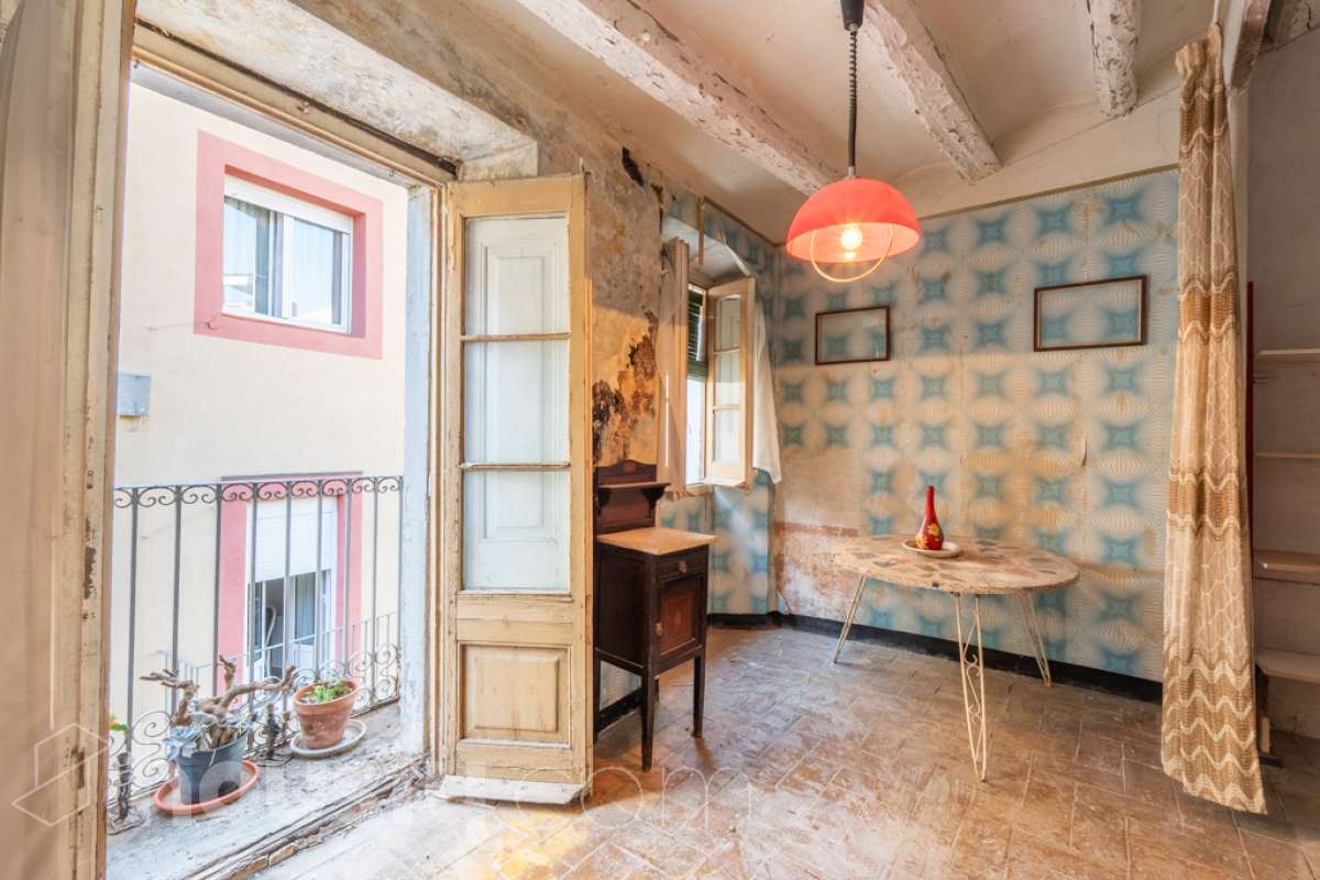Housfy vende 🏡 amplia casa ubicada en Vilafranca del Penedès. Vive la comodidad de tenerlo todo a un paso. Te presentamos esta acogedora casa situada en un entorno inmejorable, en pleno centro de la villa con terraza para disfrutar de momentos al aire libre . Vivienda distribuida en 3 plantas . Planta baja con local-almacén con un espacio polivalente, planta primera con ssalón-comedor y 1 baño y planta segunda con 4 habitaciones y 1 trastero. La vivienda dispone de 173m2 útiles (verificados con la Dirección General de Catastro). Construida en el año: 1850 y reformada para entrar a vivir. Distribución de estancias -Salón-comedor -4 Dormitorios -1 Baño , 1 servicio -Cocina equipada Características específicas -Cédula de habitabilidad -Trastero -Terraza Zona y entorno Respecto a la ubicación, se sitúa en Vilafranca del Penedès, municipio de Barcelona. Esta propiedad se encuentra cerca de transporte público, colegios, supermercados y farmacias. Aviso legal El precio de venta no incluye gastos de la compraventa como notaría, registro, impuestos, ni tampoco honorarios agencia. Esta publicación no es vinculante. Consulta siempre la nota simple con Housfy antes de formalizar la compraventa. Sobre nosotros Housfy es la plataforma integral de servicios inmobiliarios. Nuestra combinación de expertos y tecnología pone al alcance de todo el mundo servicios cómodos, claros y seguros. AICAT número: 7922. Nos encargamos de la gestión y asesoramiento de la compra. ¡Olvídate de todo! Hacemos los trámites por ti. Y, si además necesitas financiación, ponemos a tu disposición un bróker hipotecario para ayudarte a conseguir las mejores condiciones para tu perfil económico. ¿Quieres visitarla? Contacta con Housfy y agenda tu visita sin compromiso. Más información en: housfy.com En cumplimiento de la Ley 8/2026 en Cataluña, el certificado de presencia o ausencia de amianto se encuentra en proceso de tramitación.-16