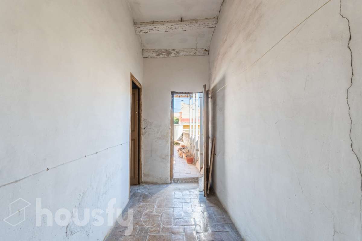 Housfy vende 🏡 amplia casa ubicada en Vilafranca del Penedès. Vive la comodidad de tenerlo todo a un paso. Te presentamos esta acogedora casa situada en un entorno inmejorable, en pleno centro de la villa con terraza para disfrutar de momentos al aire libre . Vivienda distribuida en 3 plantas . Planta baja con local-almacén con un espacio polivalente, planta primera con ssalón-comedor y 1 baño y planta segunda con 4 habitaciones y 1 trastero. La vivienda dispone de 173m2 útiles (verificados con la Dirección General de Catastro). Construida en el año: 1850 y reformada para entrar a vivir. Distribución de estancias -Salón-comedor -4 Dormitorios -1 Baño , 1 servicio -Cocina equipada Características específicas -Cédula de habitabilidad -Trastero -Terraza Zona y entorno Respecto a la ubicación, se sitúa en Vilafranca del Penedès, municipio de Barcelona. Esta propiedad se encuentra cerca de transporte público, colegios, supermercados y farmacias. Aviso legal El precio de venta no incluye gastos de la compraventa como notaría, registro, impuestos, ni tampoco honorarios agencia. Esta publicación no es vinculante. Consulta siempre la nota simple con Housfy antes de formalizar la compraventa. Sobre nosotros Housfy es la plataforma integral de servicios inmobiliarios. Nuestra combinación de expertos y tecnología pone al alcance de todo el mundo servicios cómodos, claros y seguros. AICAT número: 7922. Nos encargamos de la gestión y asesoramiento de la compra. ¡Olvídate de todo! Hacemos los trámites por ti. Y, si además necesitas financiación, ponemos a tu disposición un bróker hipotecario para ayudarte a conseguir las mejores condiciones para tu perfil económico. ¿Quieres visitarla? Contacta con Housfy y agenda tu visita sin compromiso. Más información en: housfy.com En cumplimiento de la Ley 8/2026 en Cataluña, el certificado de presencia o ausencia de amianto se encuentra en proceso de tramitación.-38
