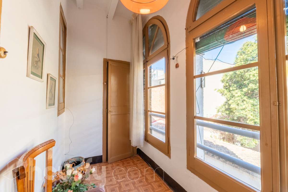 Housfy vende 🏡 amplia casa ubicada en Vilafranca del Penedès. Vive la comodidad de tenerlo todo a un paso. Te presentamos esta acogedora casa situada en un entorno inmejorable, en pleno centro de la villa con terraza para disfrutar de momentos al aire libre . Vivienda distribuida en 3 plantas . Planta baja con local-almacén con un espacio polivalente, planta primera con ssalón-comedor y 1 baño y planta segunda con 4 habitaciones y 1 trastero. La vivienda dispone de 173m2 útiles (verificados con la Dirección General de Catastro). Construida en el año: 1850 y reformada para entrar a vivir. Distribución de estancias -Salón-comedor -4 Dormitorios -1 Baño , 1 servicio -Cocina equipada Características específicas -Cédula de habitabilidad -Trastero -Terraza Zona y entorno Respecto a la ubicación, se sitúa en Vilafranca del Penedès, municipio de Barcelona. Esta propiedad se encuentra cerca de transporte público, colegios, supermercados y farmacias. Aviso legal El precio de venta no incluye gastos de la compraventa como notaría, registro, impuestos, ni tampoco honorarios agencia. Esta publicación no es vinculante. Consulta siempre la nota simple con Housfy antes de formalizar la compraventa. Sobre nosotros Housfy es la plataforma integral de servicios inmobiliarios. Nuestra combinación de expertos y tecnología pone al alcance de todo el mundo servicios cómodos, claros y seguros. AICAT número: 7922. Nos encargamos de la gestión y asesoramiento de la compra. ¡Olvídate de todo! Hacemos los trámites por ti. Y, si además necesitas financiación, ponemos a tu disposición un bróker hipotecario para ayudarte a conseguir las mejores condiciones para tu perfil económico. ¿Quieres visitarla? Contacta con Housfy y agenda tu visita sin compromiso. Más información en: housfy.com En cumplimiento de la Ley 8/2026 en Cataluña, el certificado de presencia o ausencia de amianto se encuentra en proceso de tramitación.-29